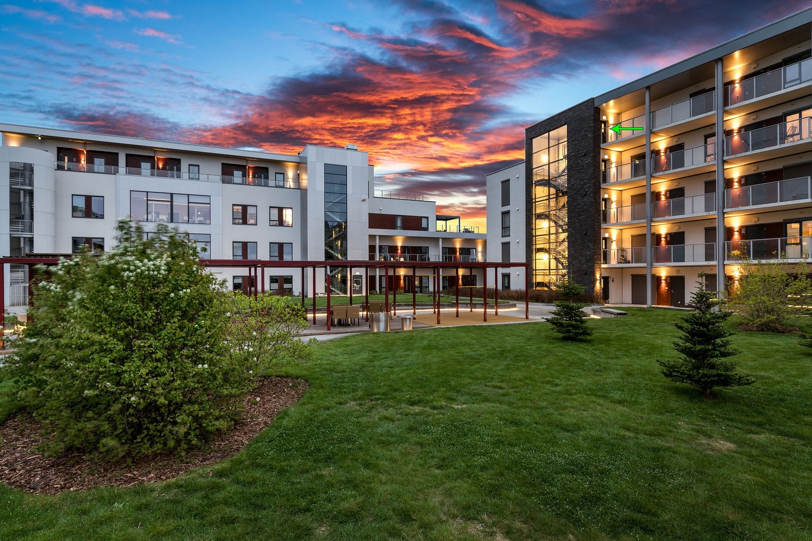 Sameiets uteområde er pent opparbeidet med asfalterte internveier, diverse beplantninger, felles takhage og lekeområde. Galleribilde