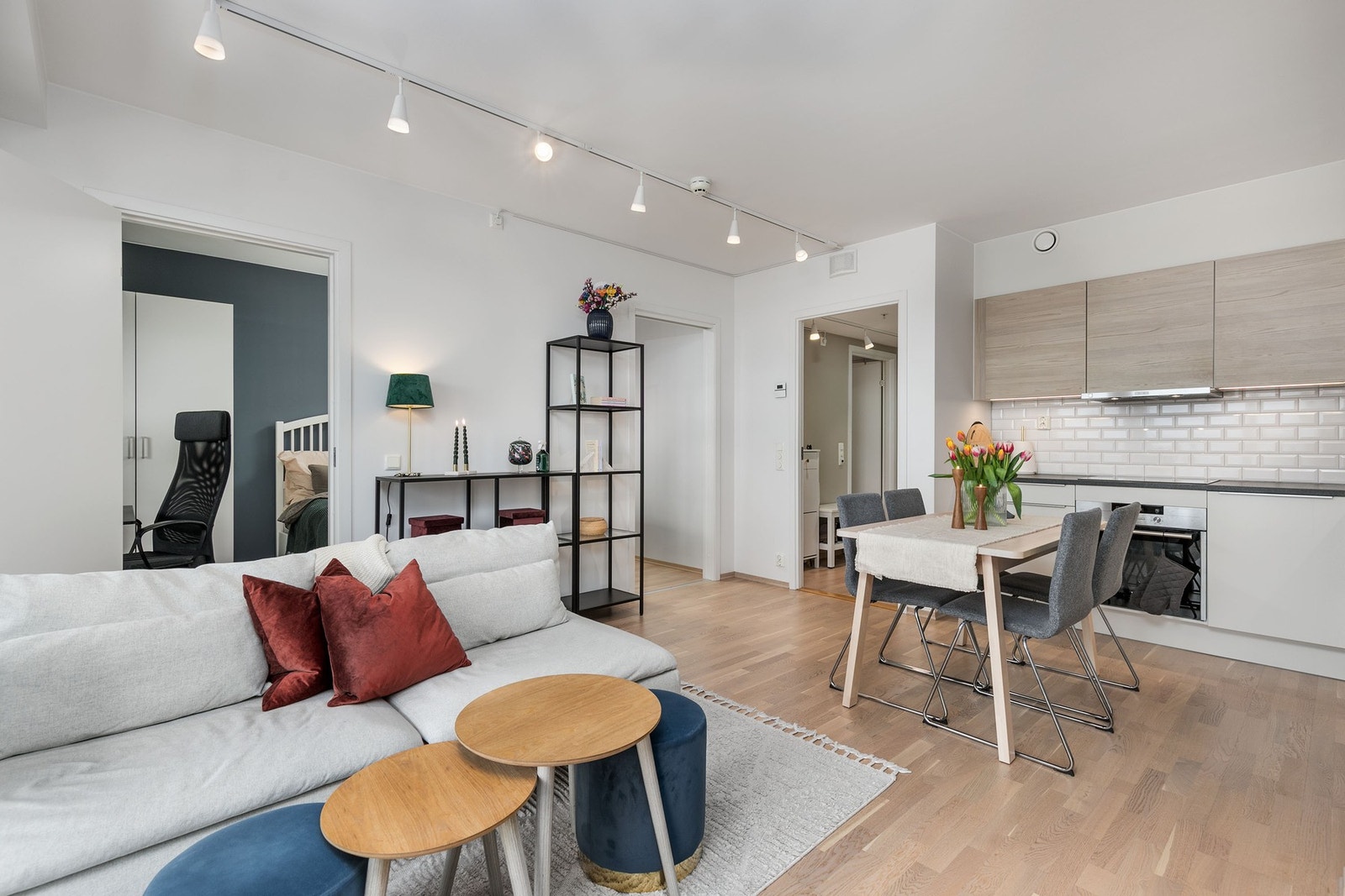 Fin avsatt plass til å sette inn et spisebord mellom stue og kjøkken Galleribilde