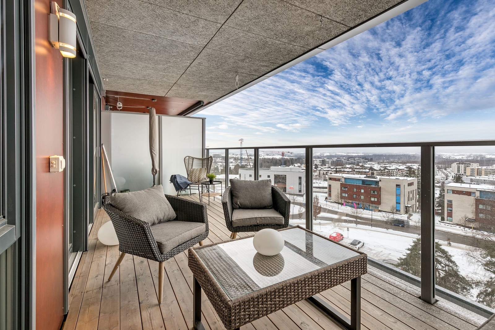 Flott vestvendt balkong på 14 kvm, med fantastisk utsikt over nabolaget. Her har man god plass til utemøbler og grill etter ønske Galleribilde