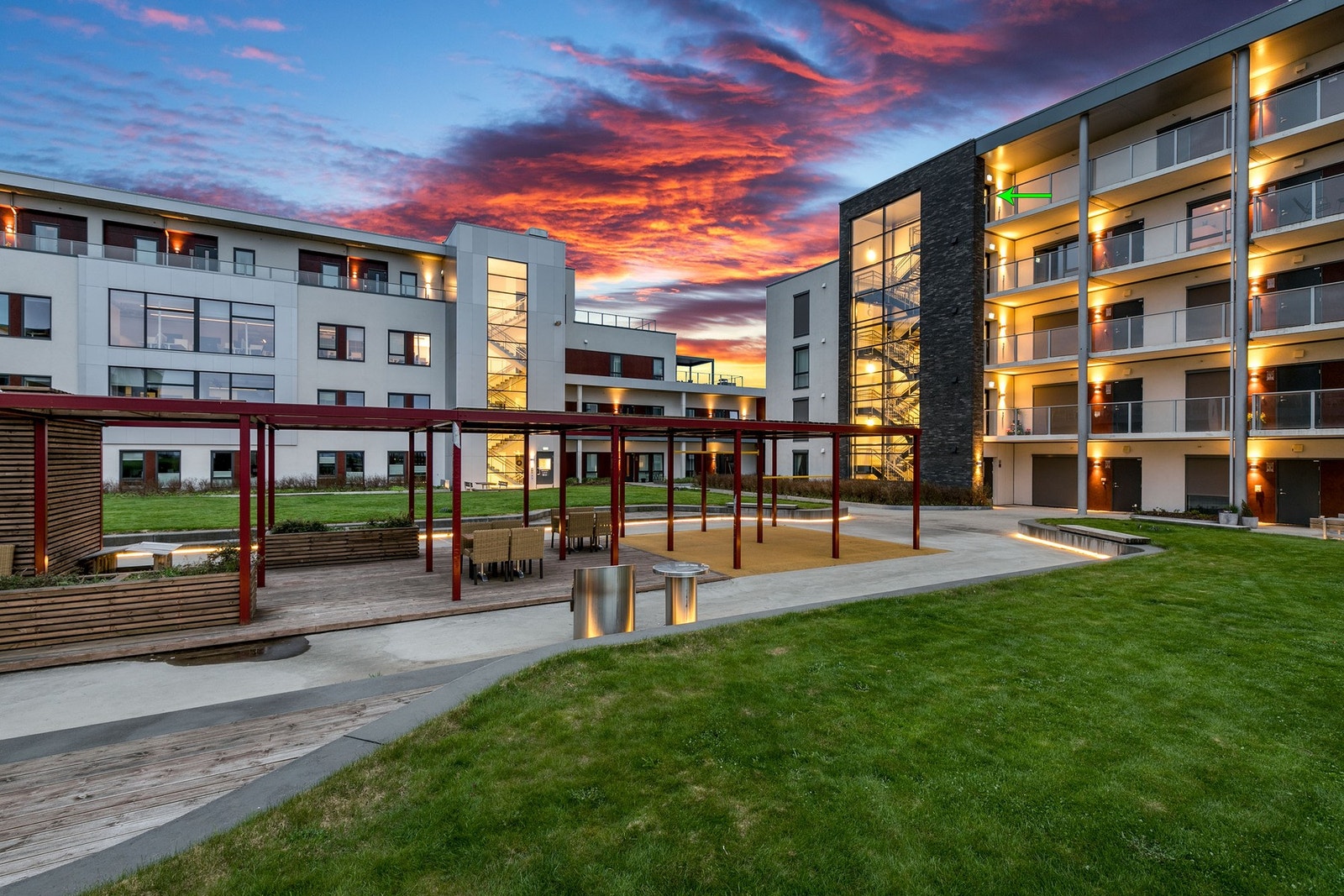 Leiligheten har en meget god internbeliggenhet i byggets 7. etasje. Etasje 1-3 består av næring og parkeringsanlegg. Galleribilde