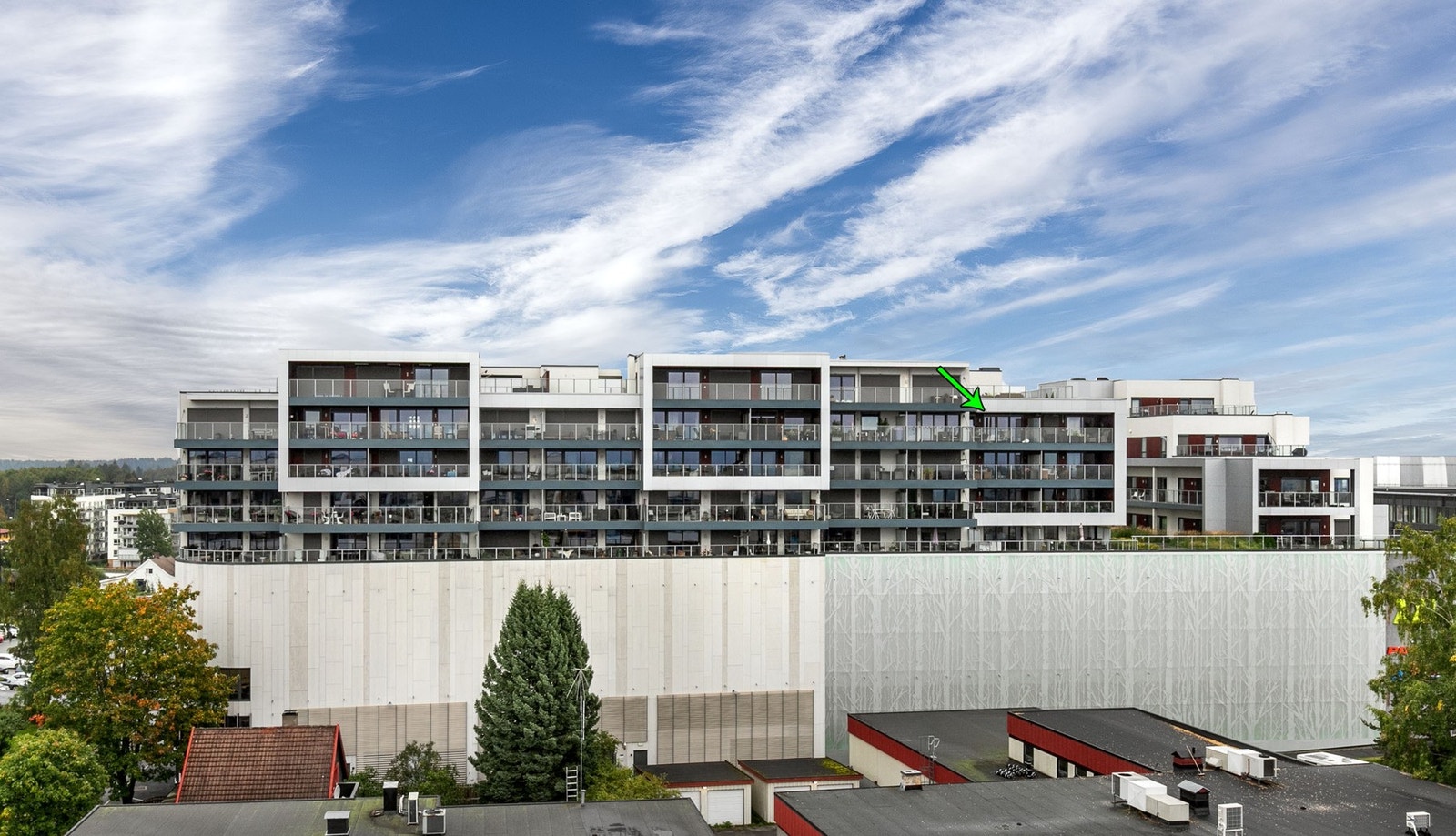 Leiligheten har en meget god internbeliggenhet i byggets 7. etasje. Etasje 1-3 består av næring og parkeringsanlegg. Galleribilde