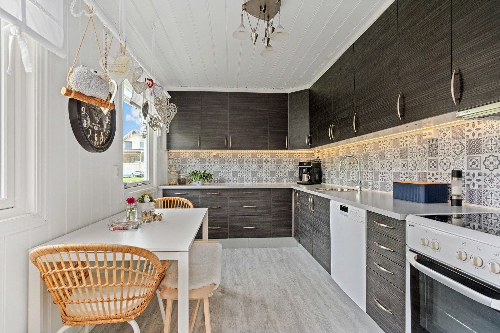 Kjøkken med profilerte fronter og integrerte hvitevarer. Galleribilde