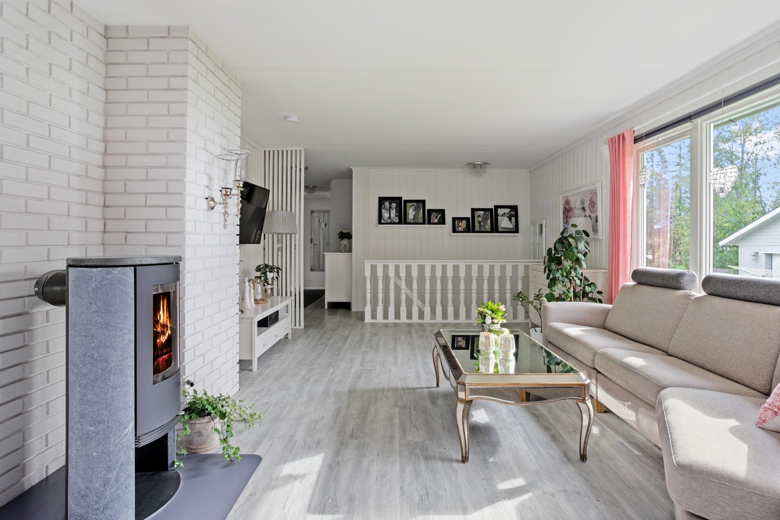 Moderne peisovn som bidrar med lun varme på kalde høst- og vinterdager. Galleribilde