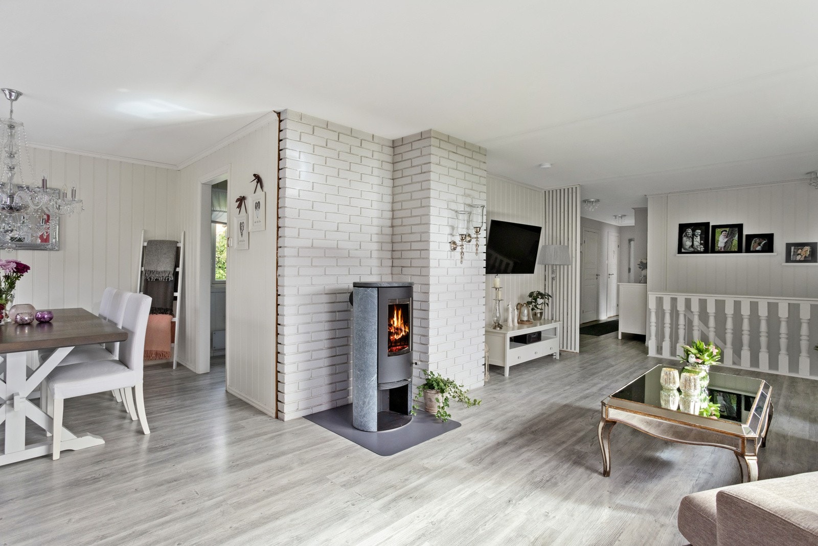 De store vindusflatene sørger for rikelig med natrulig lysinnslipp. Galleribilde