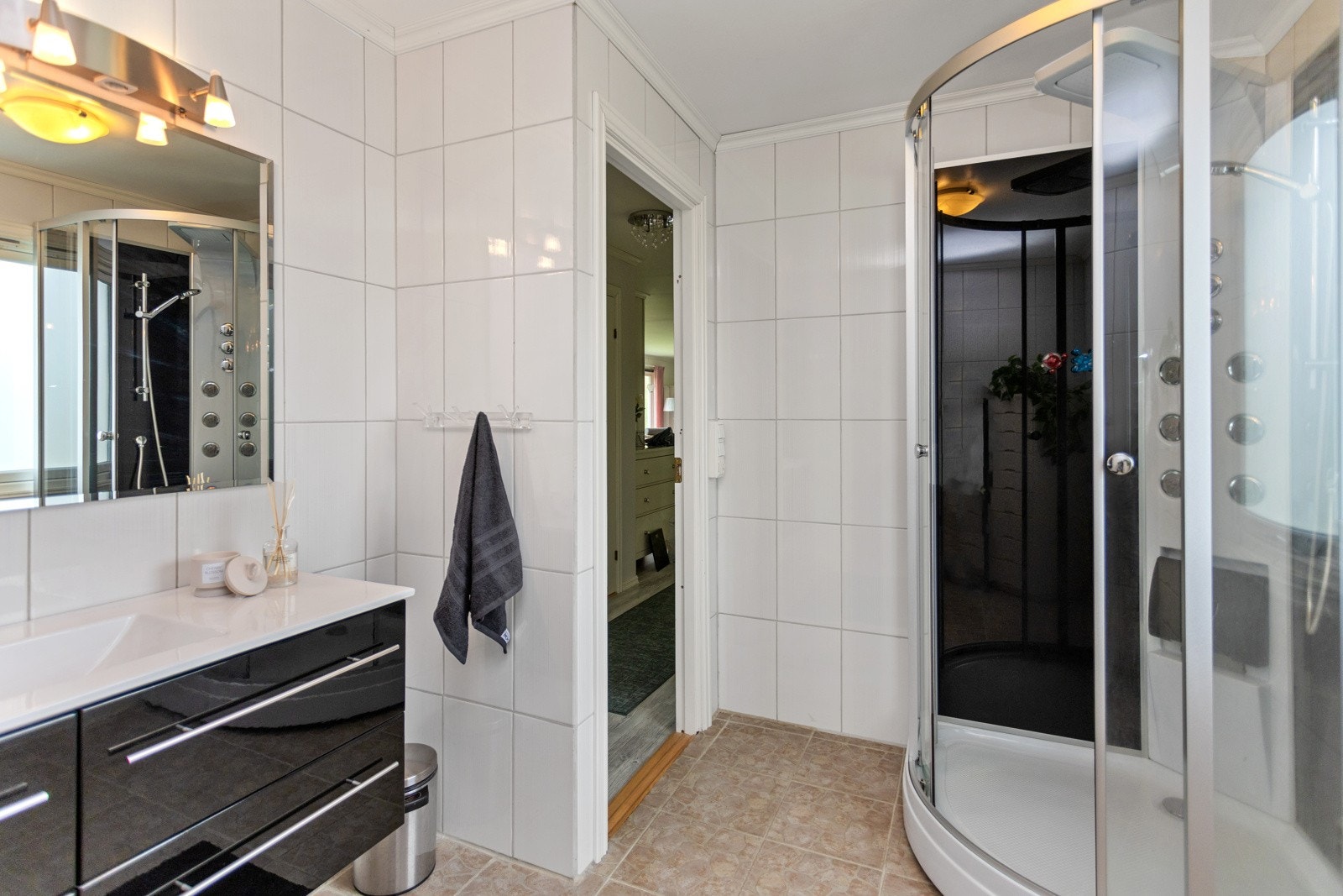 Stilrent bad med moderne overflater og godt med skapplass. Galleribilde