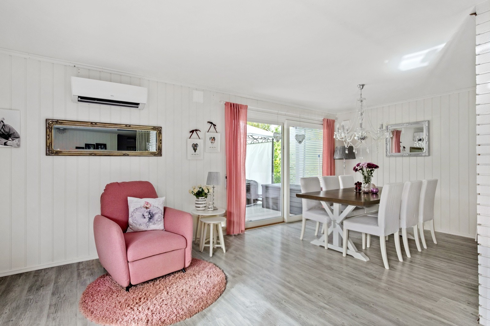 Praktisk varmepumpe som et supplement til peisovnen i stua. Galleribilde