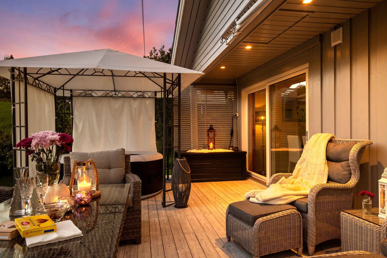 Fra stuen er det direkte utgang til markterrasse på ca. 30 kvm. Galleribilde