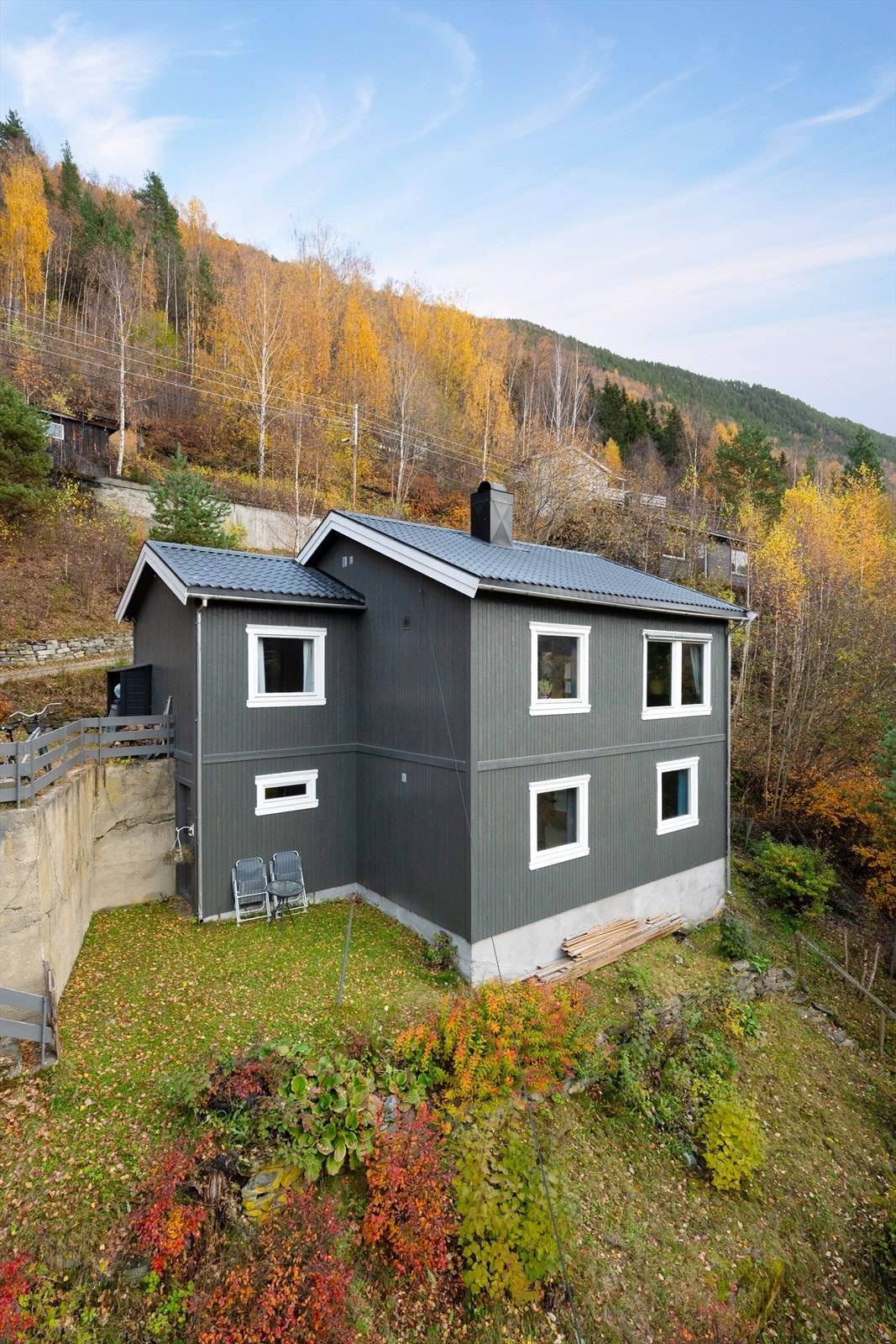 Tomten er pent opparbeidet med plen og diverse beplantning. Galleribilde