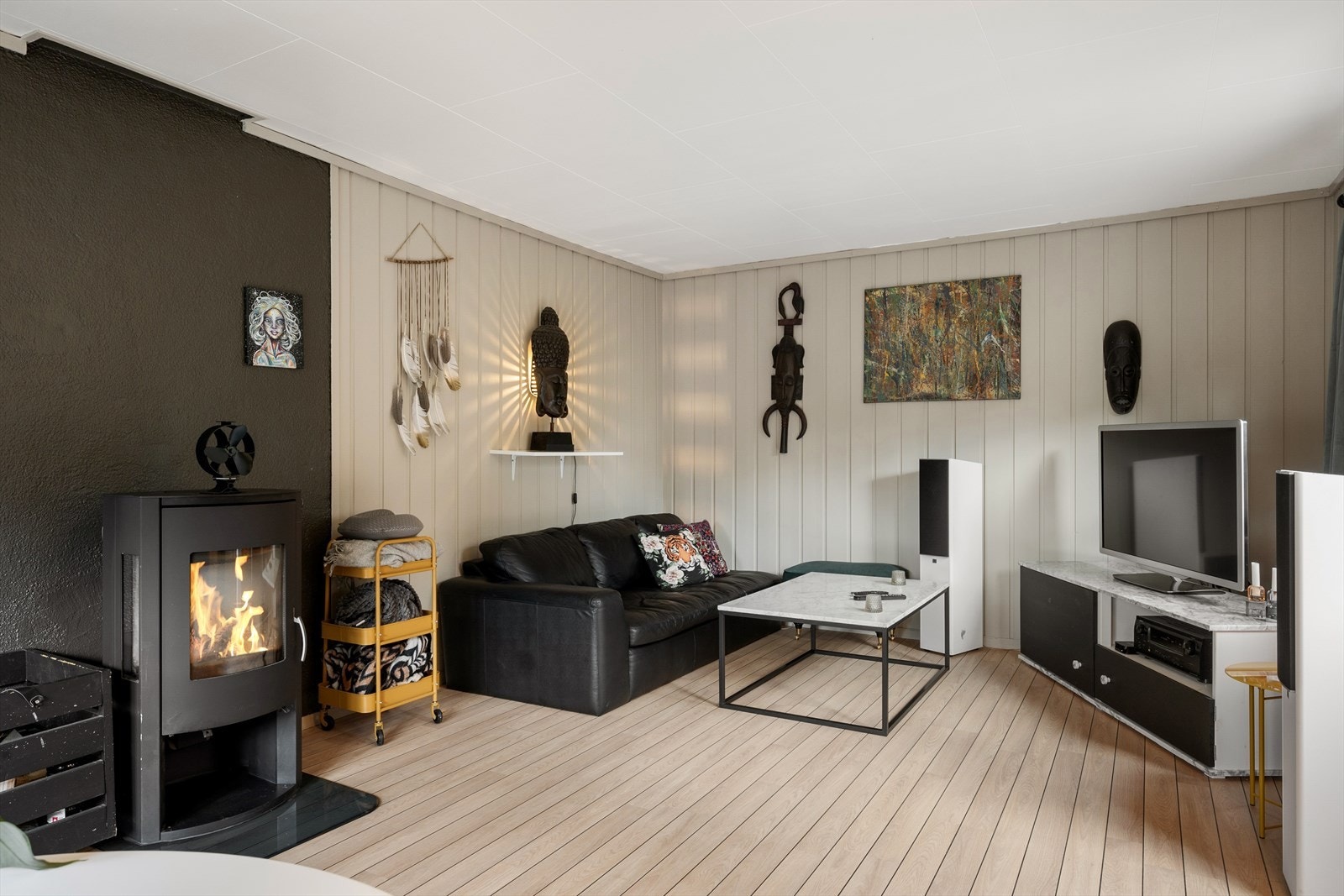 Det er satt inn en vedovn i stua. Denne varmer godt på kaldere dager. Galleribilde