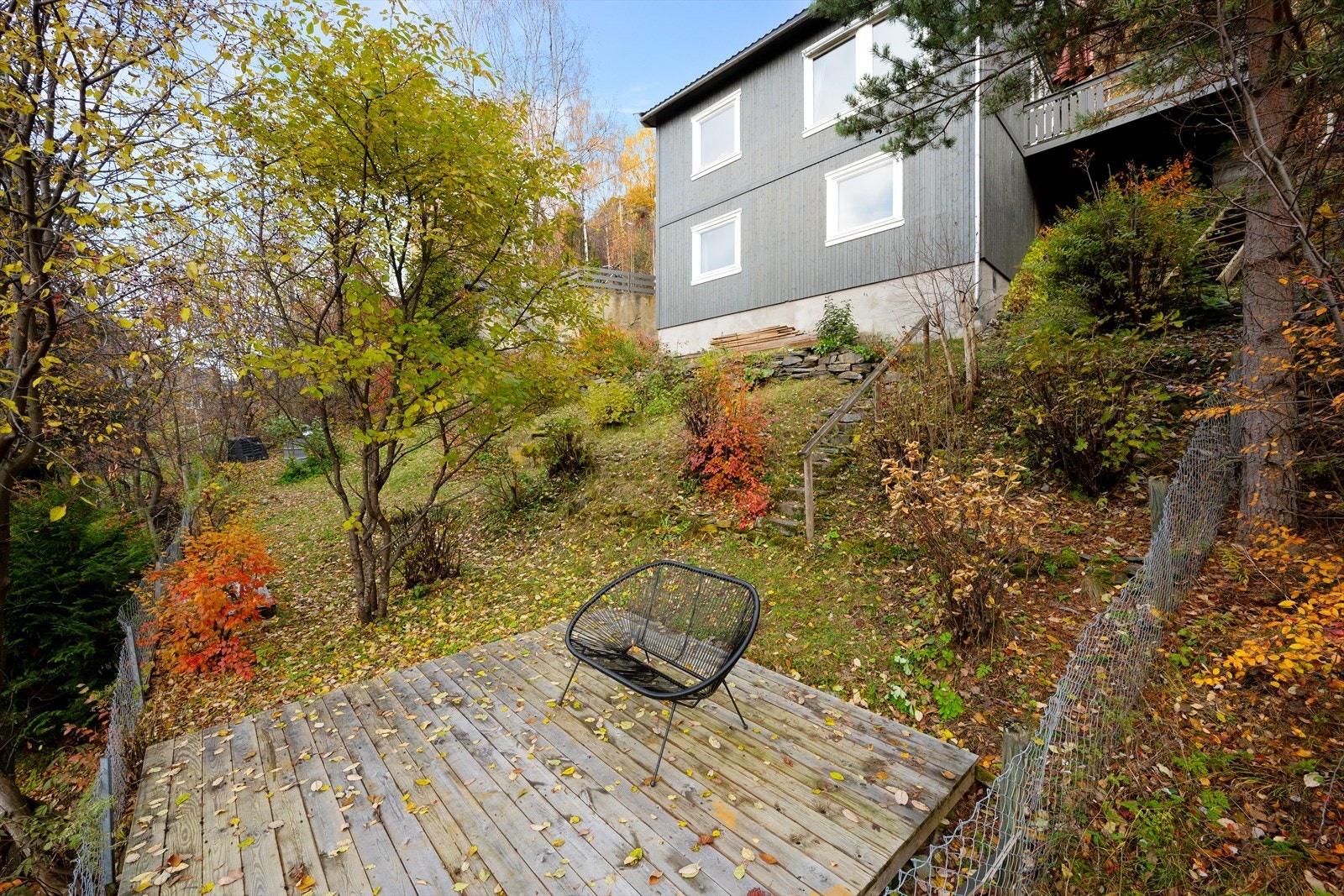 Nederst på tomten er det opparbeidet en platting. Galleribilde