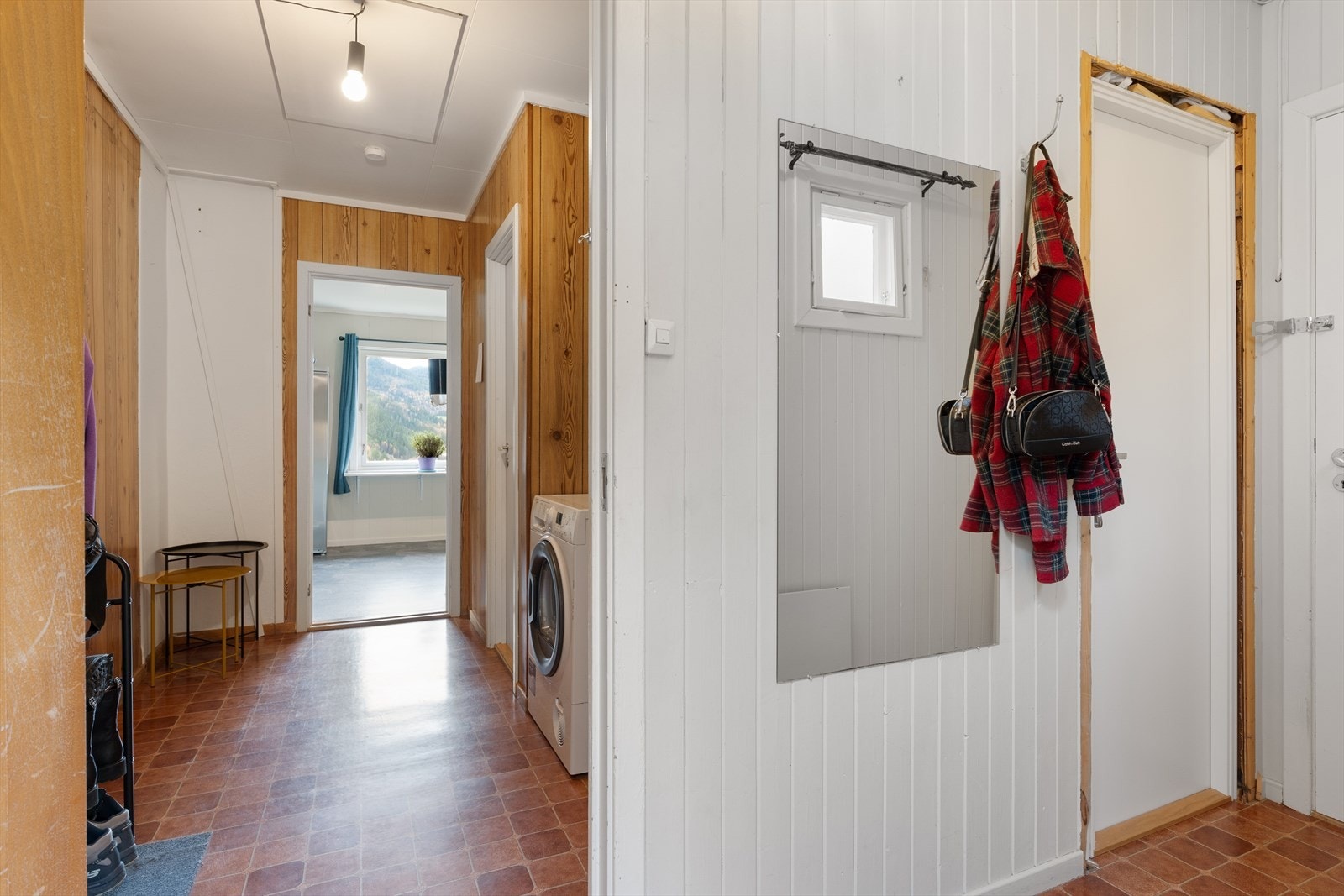 I gangen ser du inn mot kjøkken. Til høyre på bildet er det trappenedgang til kjellerleilighet. Galleribilde