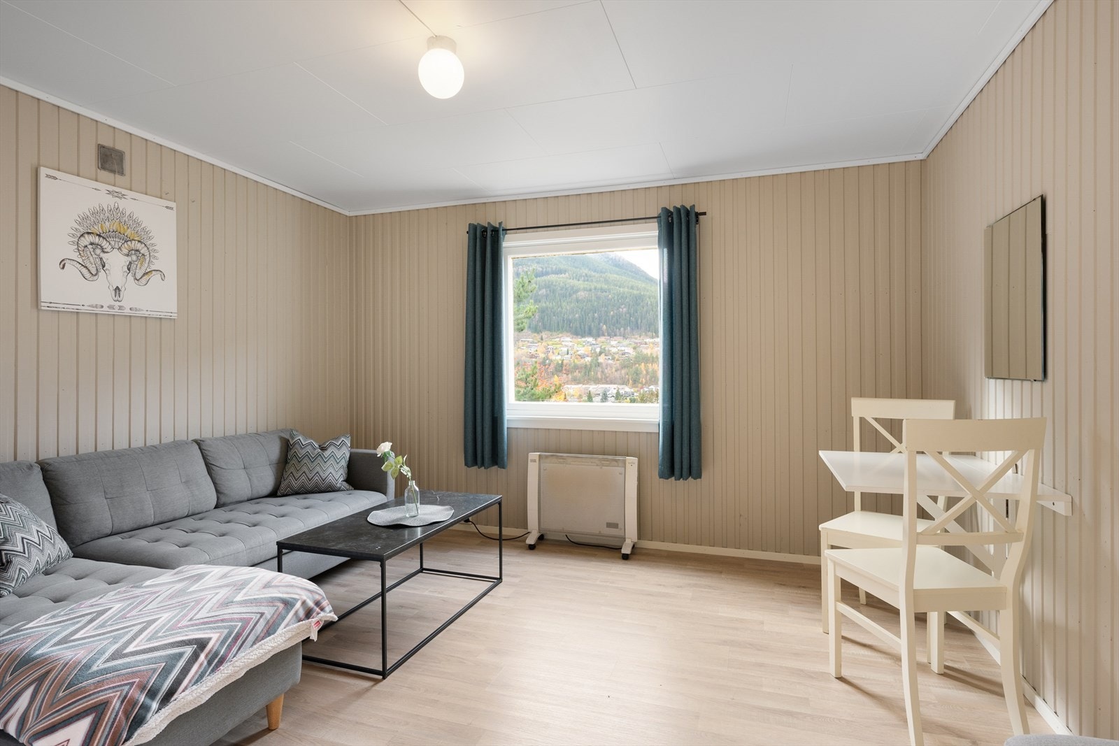 Lun og trivelig kjellerstue som oppleves romslig. Galleribilde