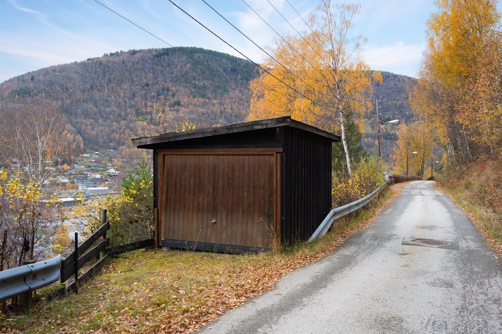 Ellers er det tilhørende garasje med en biloppstillingsplass. Galleribilde