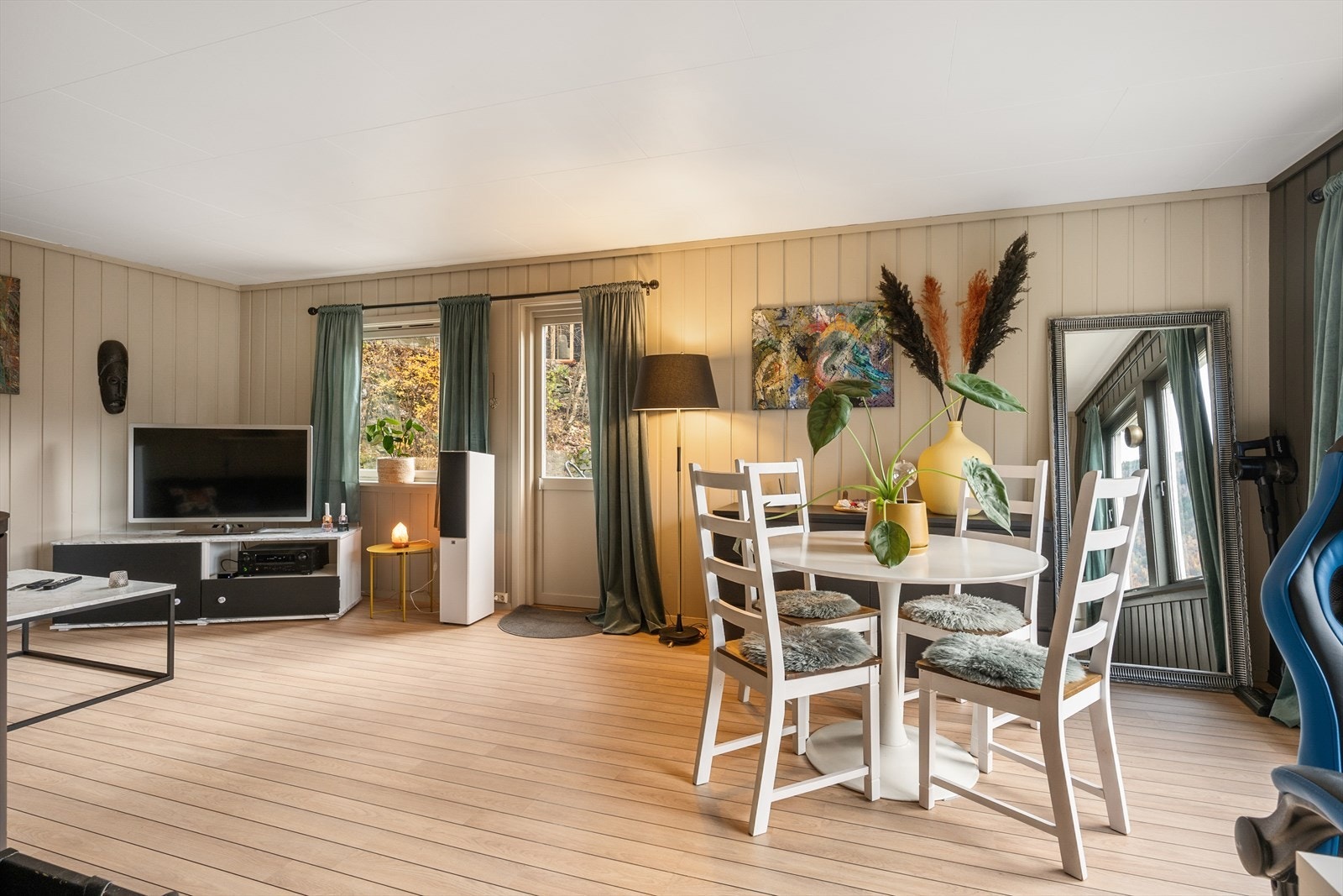 Fra stua er det utgang til terrasse via verandadør. Galleribilde