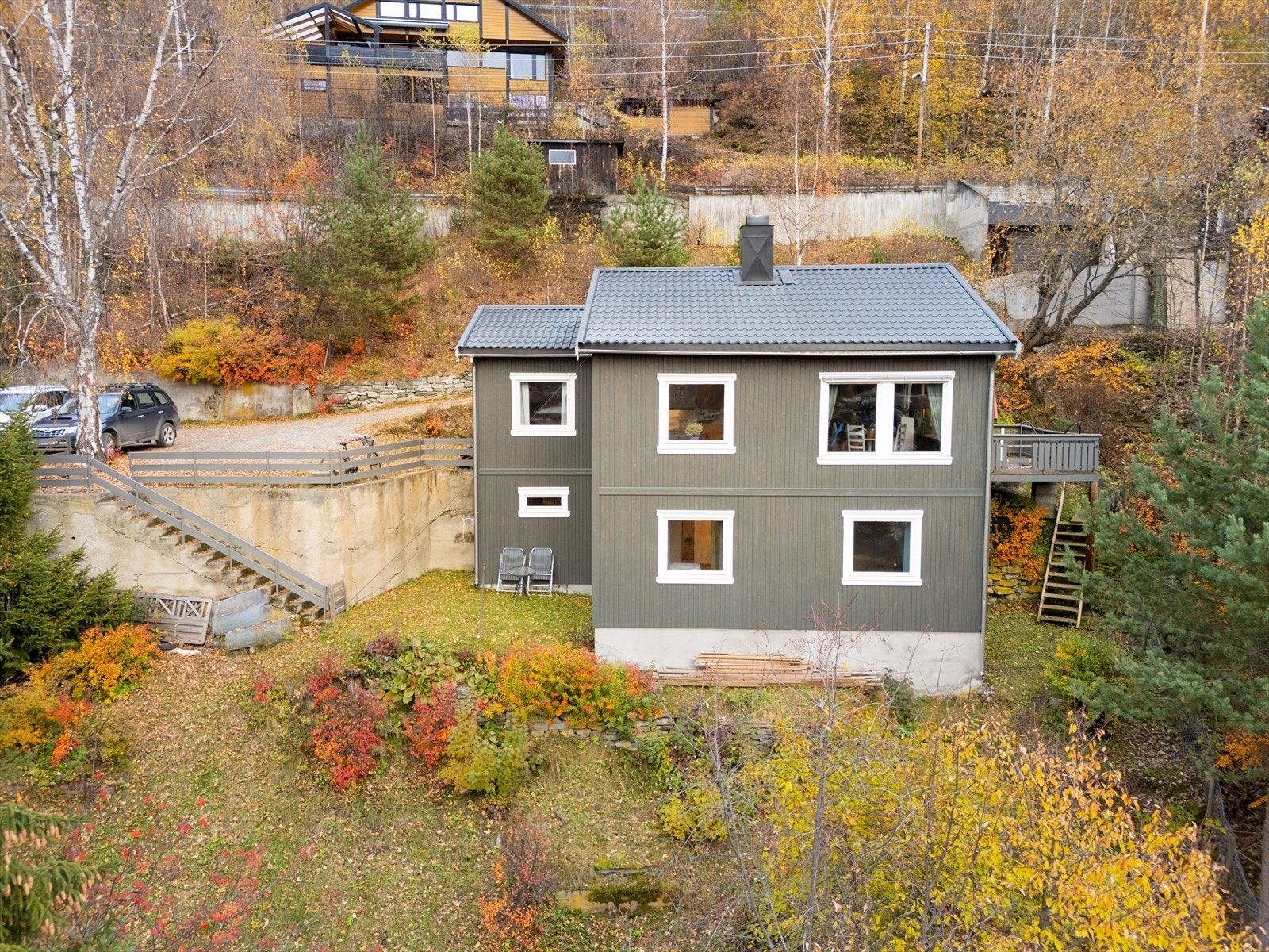 Enebolig over to plan, med beliggenhet i Steindalsvegen, like ved Otta sentrum. Galleribilde