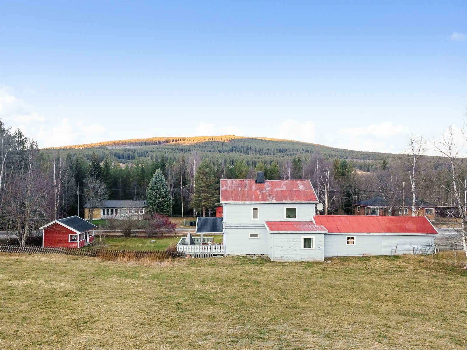 Nærmest er Finnsjøfjellet med oppkjørte løyper om vinteren og fine turmuligheter på barmark. Det er også fine turmuligheter på sommerstid med gode muligheter for bærsanking. Eller hva med en padletur langs Atnaelva? Her er mulighetene mange! Galleribilde