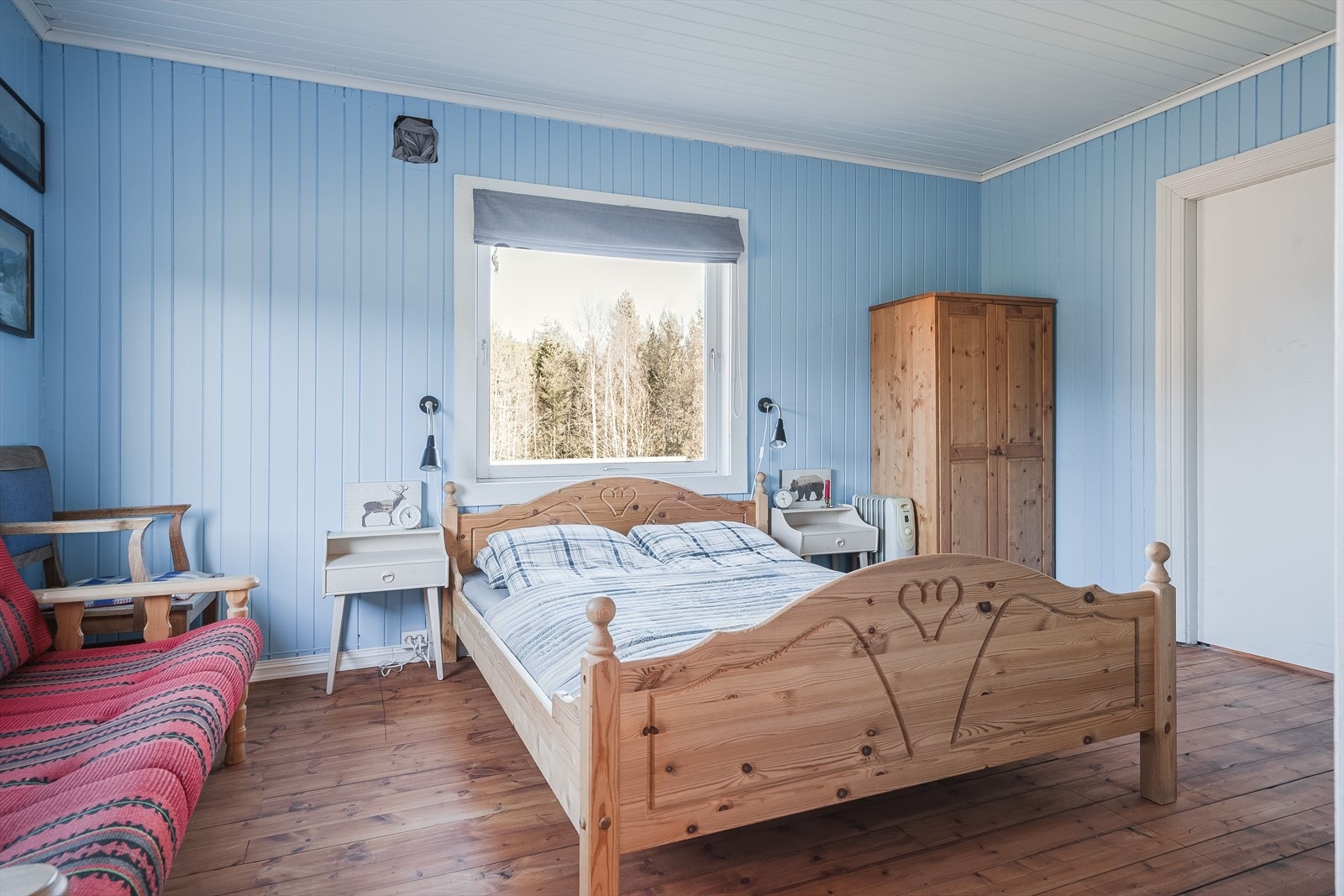 På soverommet er det god plass til dobbeltseng med tilhørende nattbord, samt en kontorpult og kommoder. Galleribilde