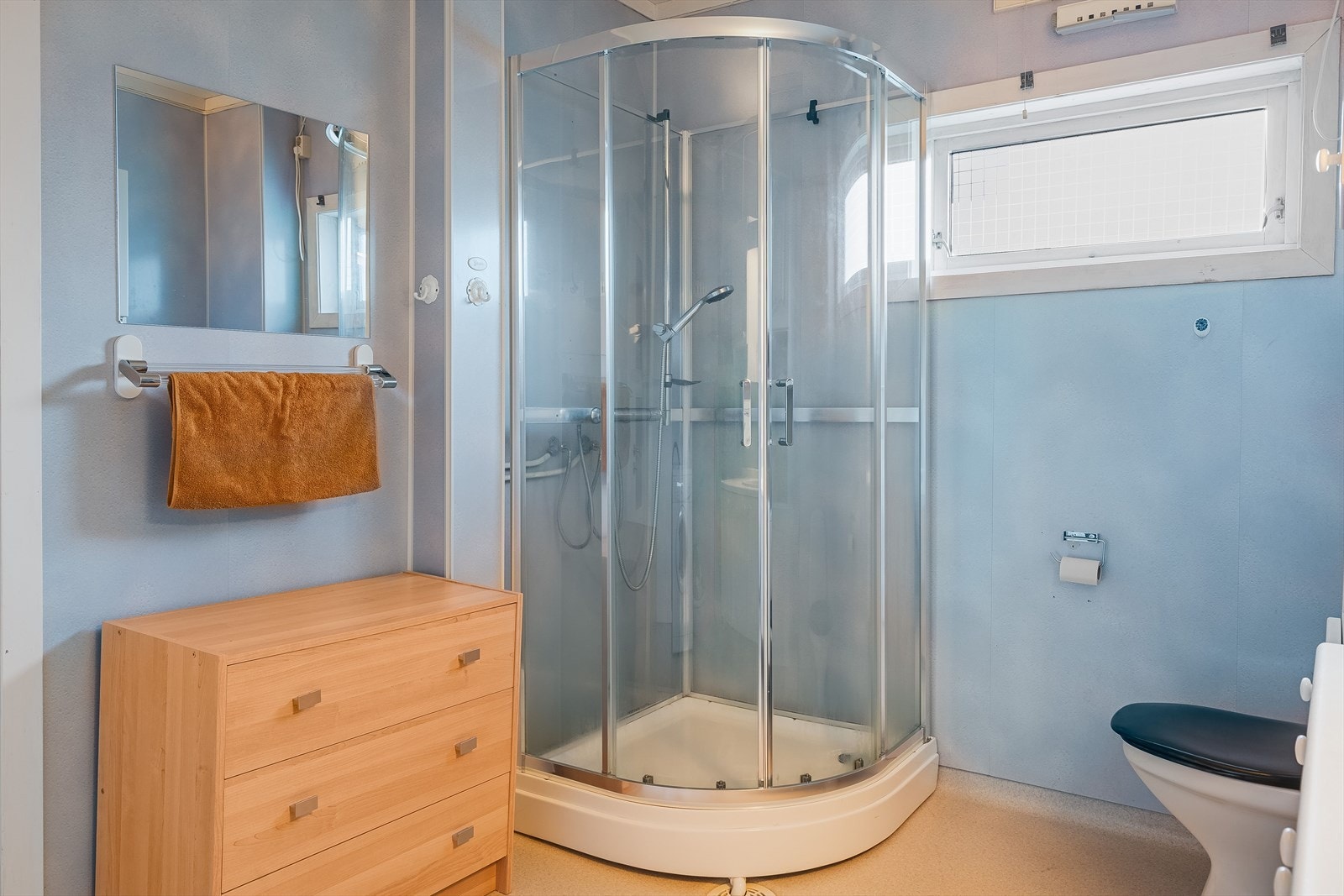 Montert dusjkabinett i 2019 som hindrer direkte vannsprut på overflatene, men baderommet må oppgraderes for å tåle normal bruk etter dagens krav. Galleribilde