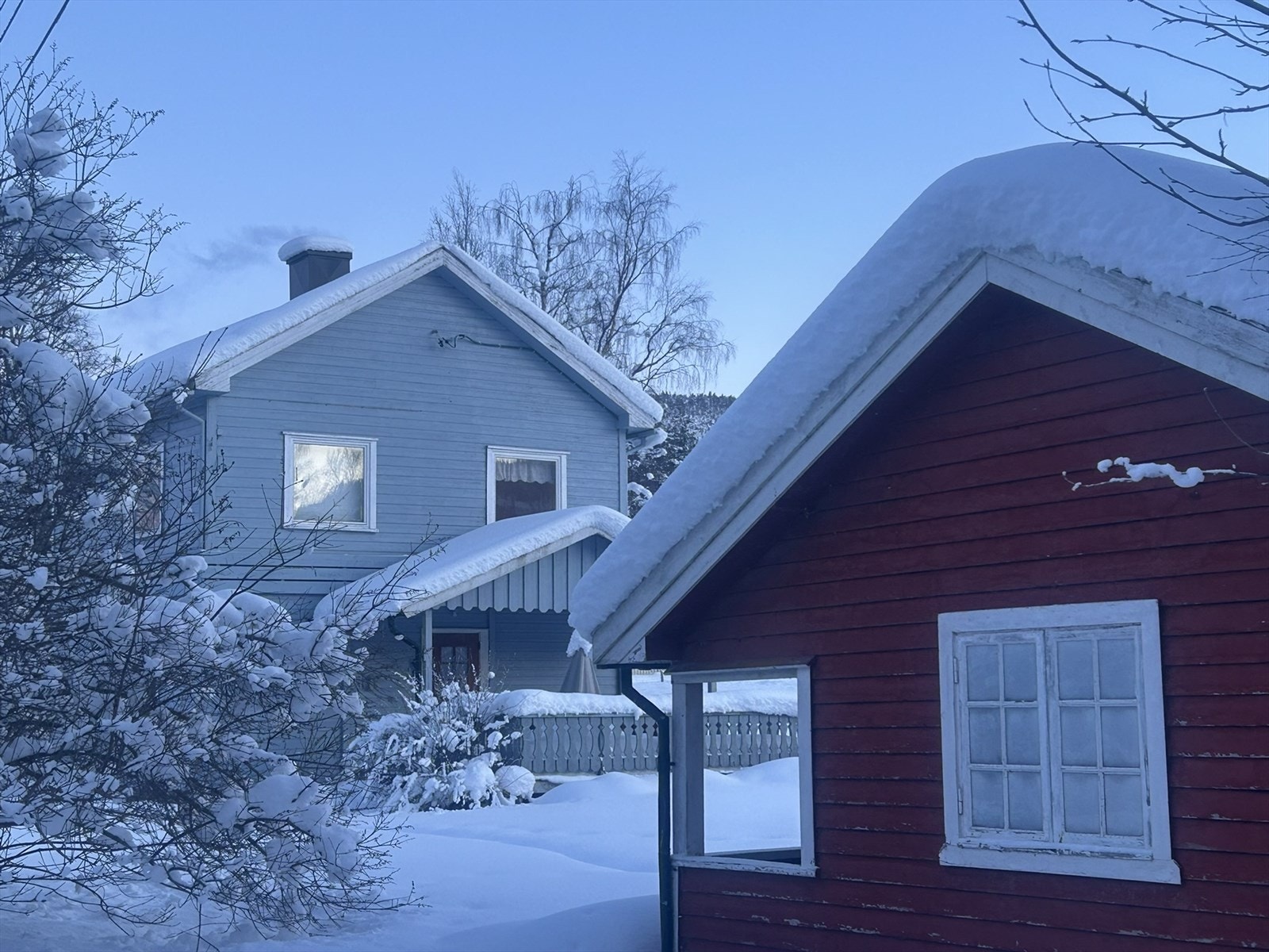 Eiendommen er delvis innhegnet med gjerde. Stiparti belagt med steinheller. (selgers private bilde) Galleribilde