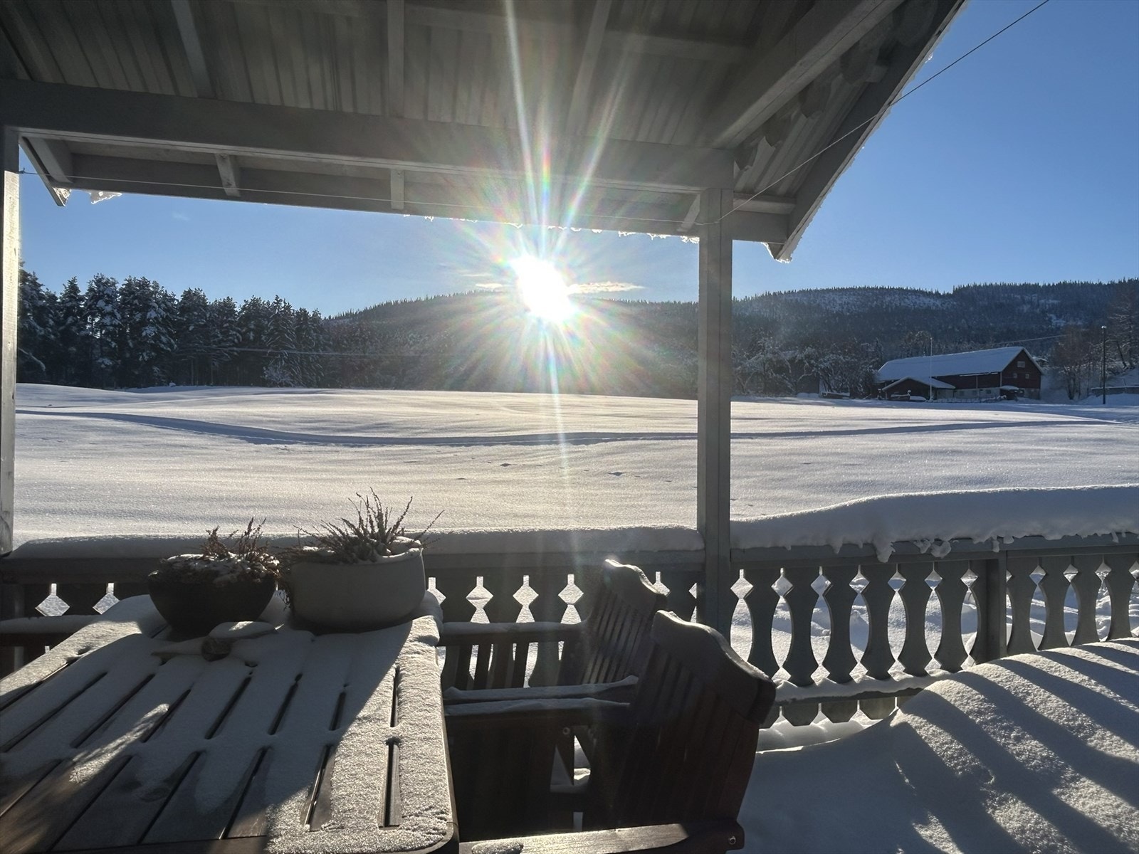 Ved inngangspartiet er det en solrik vestvendt terrasse på 23m². Beliggenheten mot vest sørger for gode solforhold til sent på kveld og det er hyggelig og naturskjønt utsyn. (selgers private bilde) Galleribilde