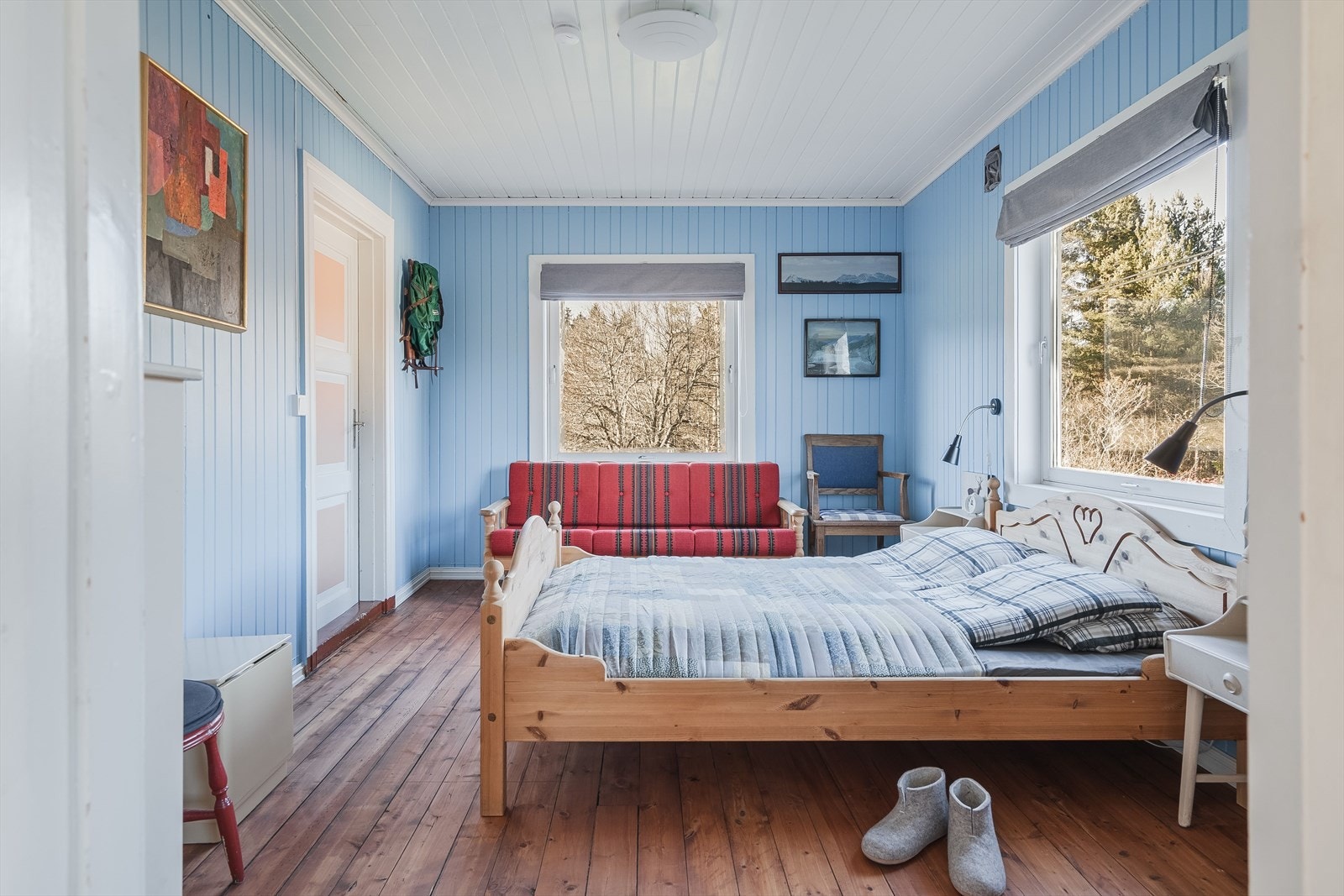 Soverom 2 er også av god størrelse. Soverommet har lune tregulv, blåmalte overflater og store vindusflater. Galleribilde