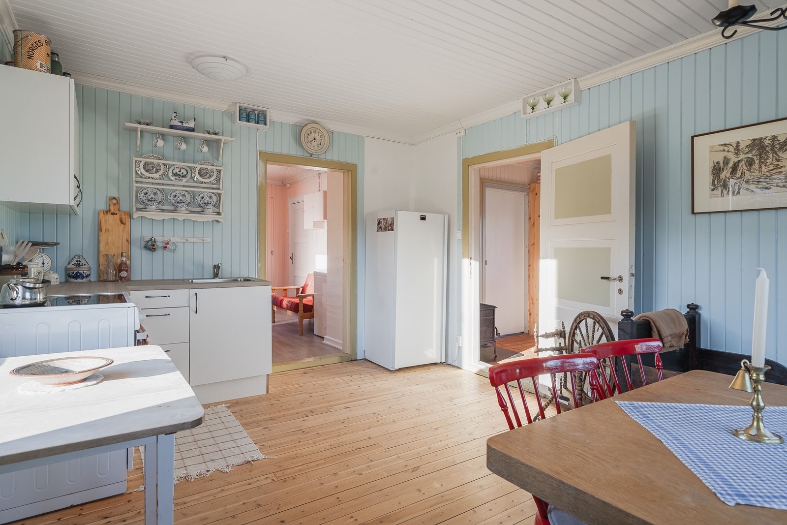 Fra kjøkkenet er det videre adkomst til stue. Galleribilde