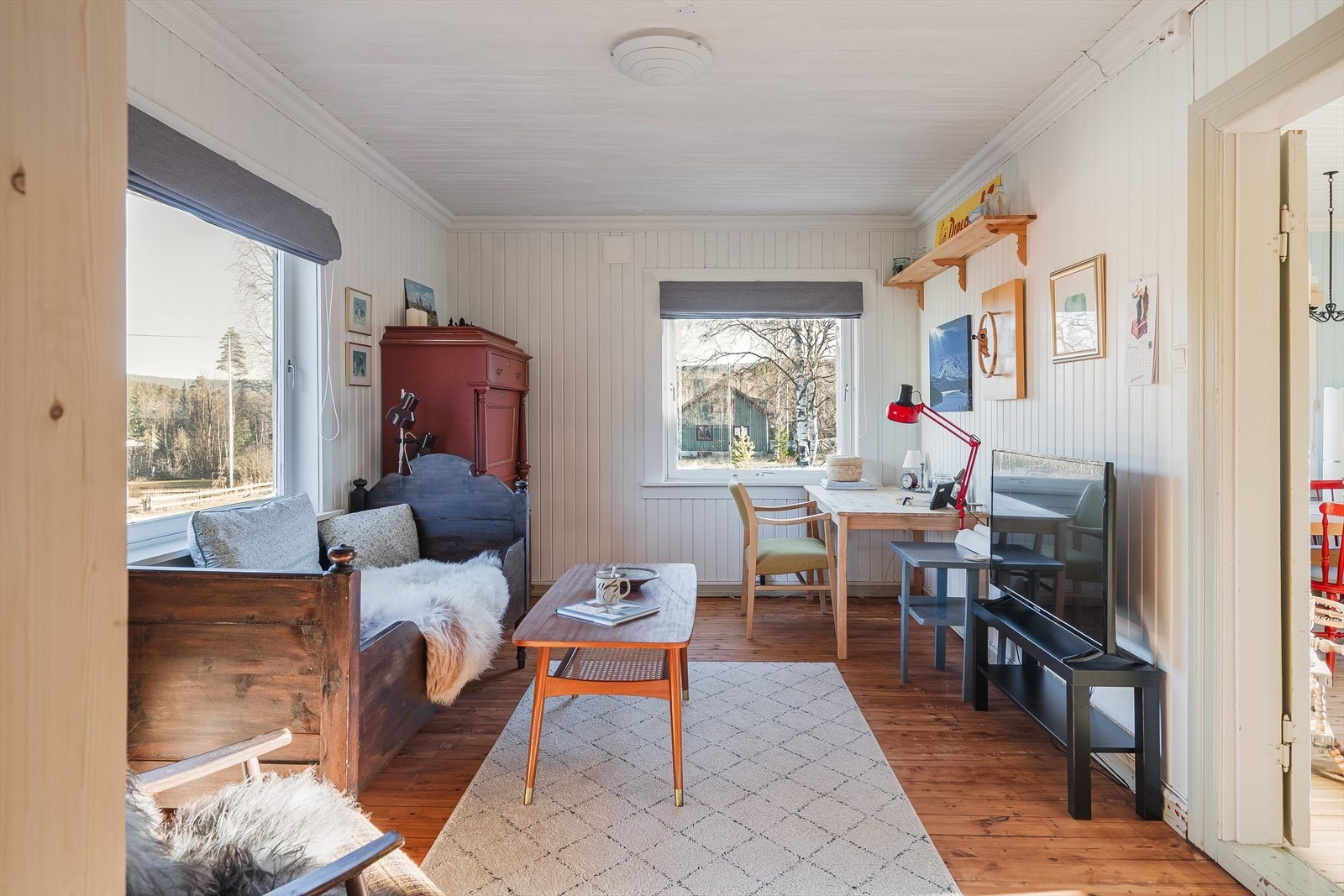 Lys og hyggelig stue i 2. etasje. Rommet har sjarmerende tregulv, lysmalte overflater og store vinduer mot to ulike himmelretninger som sørger for et fint lysinnslipp. Galleribilde