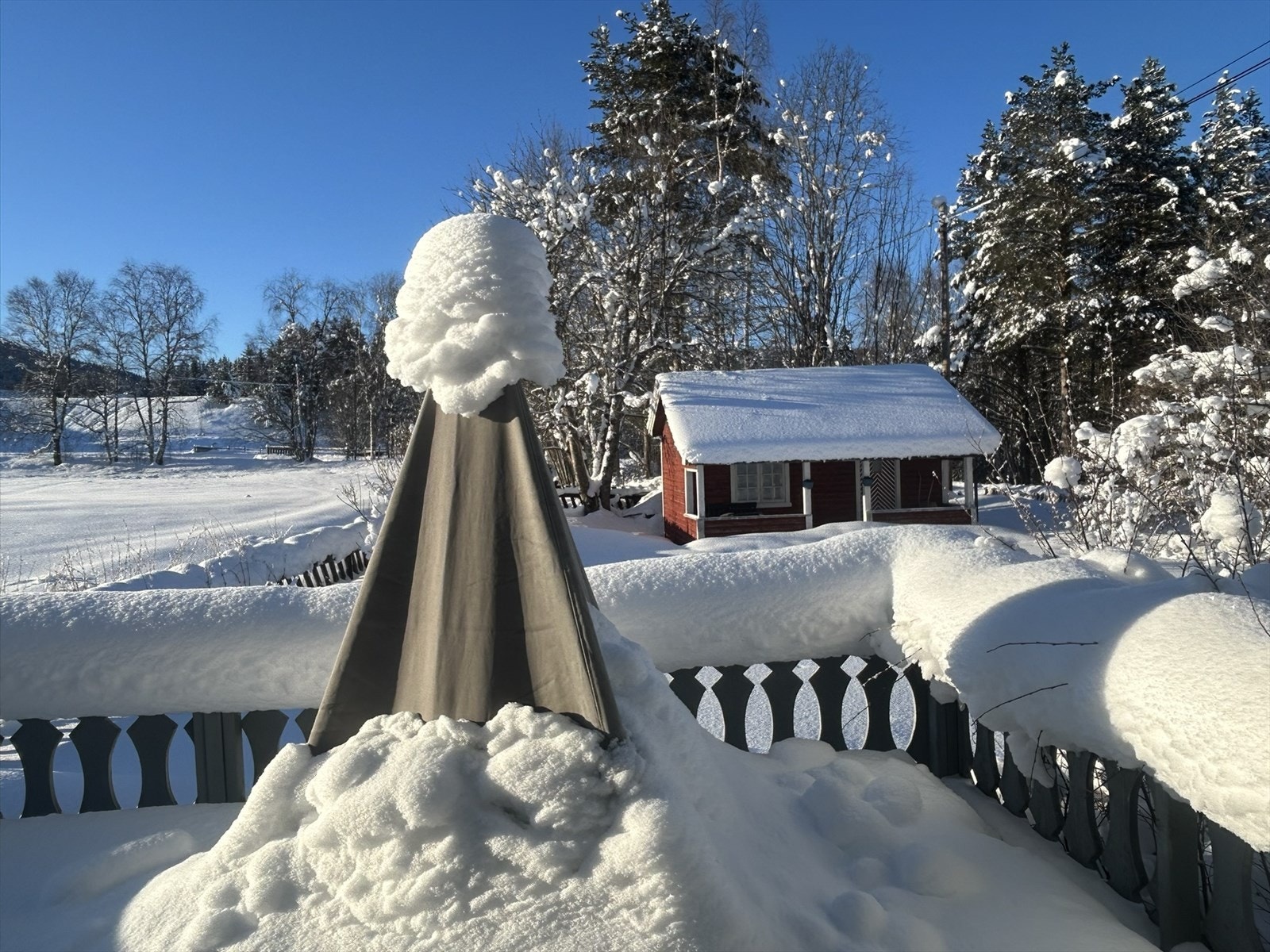 Terrassen er delvis overbygget, har terrassebord på gulv og god plass til sittegruppe etter eget ønske og behov. (selgers private bilde) Galleribilde