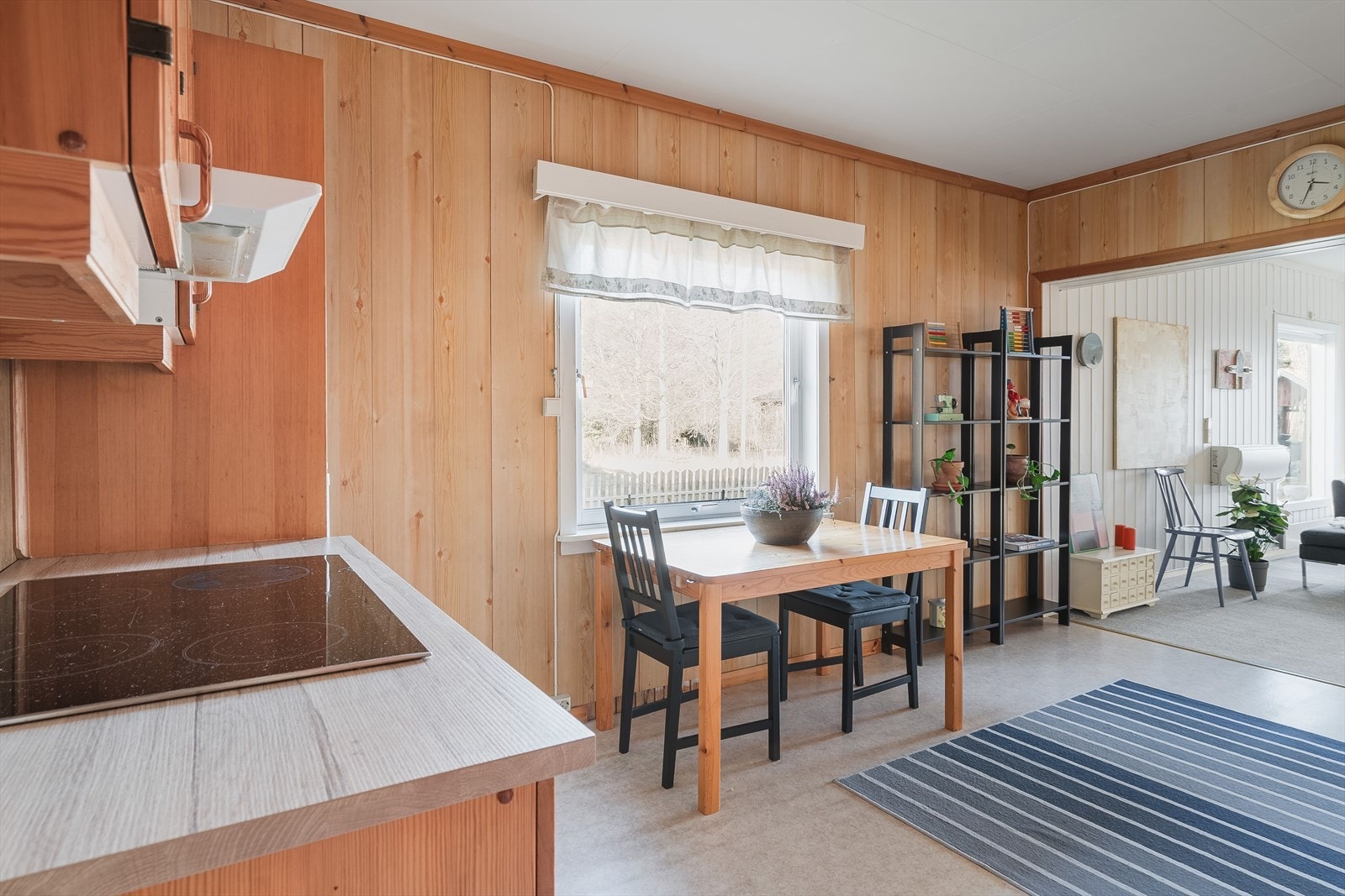Videre kommer du inn til kjøkkenet som ligger i en fin og sosial åpen løsning med stuen. Galleribilde