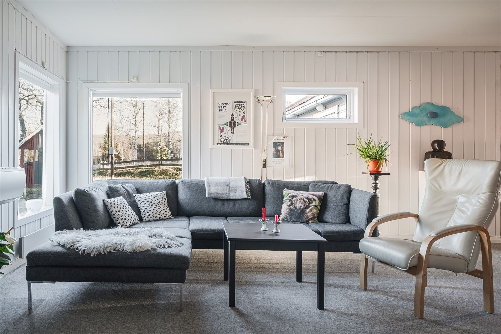 Stuen har store vindusflater mot to ulike himmelretninger som sørger for rikelig med naturlig lys. Galleribilde