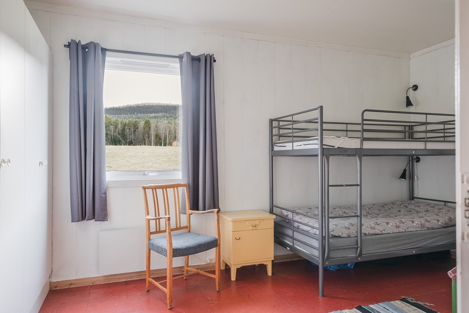 Soverom 1 er et lyst rom med adkomst fra stuen i 1. etasje. Soverommet har vinyl på gulv, lysmalte overflater og god oppbevaringsplass i medfølgende garderobeskap. Galleribilde