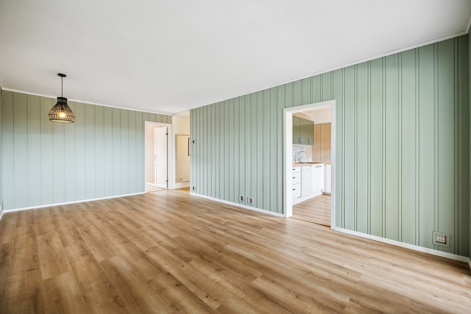 Stue med adkomst til kjøkken og balkong. Galleribilde