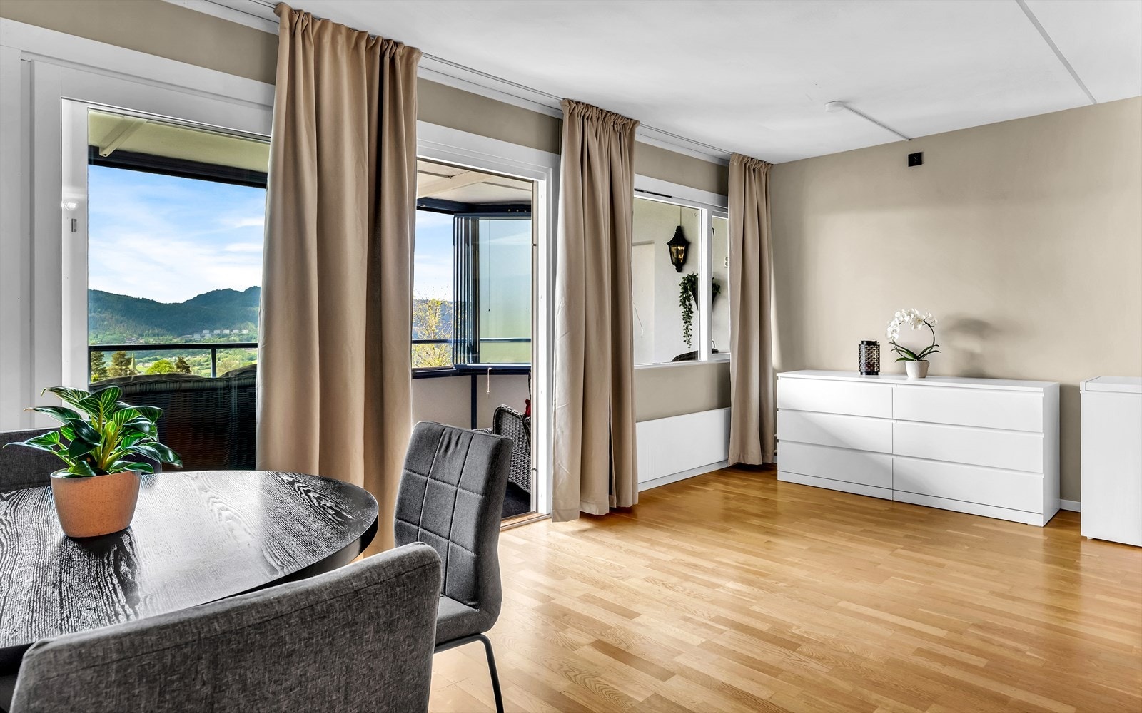 Fra stuen er det utgang til innglasset balkong Galleribilde