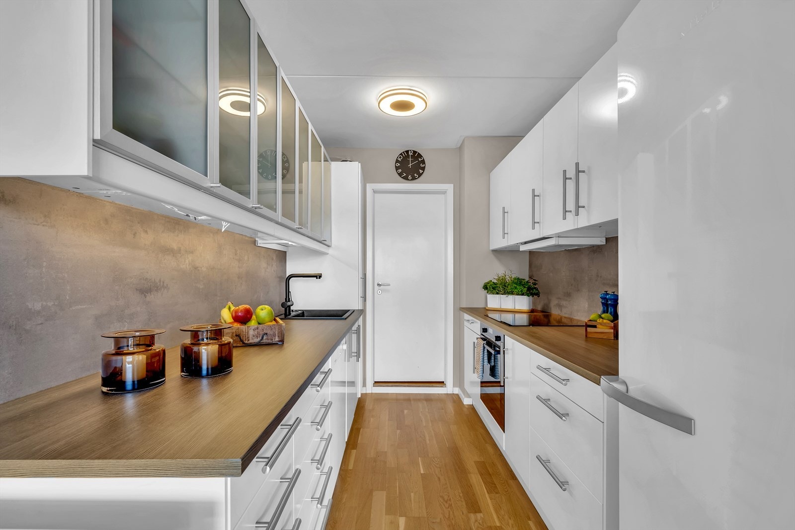 Rikelig med benk- og skapplass gir gode arbeidsforhold Galleribilde