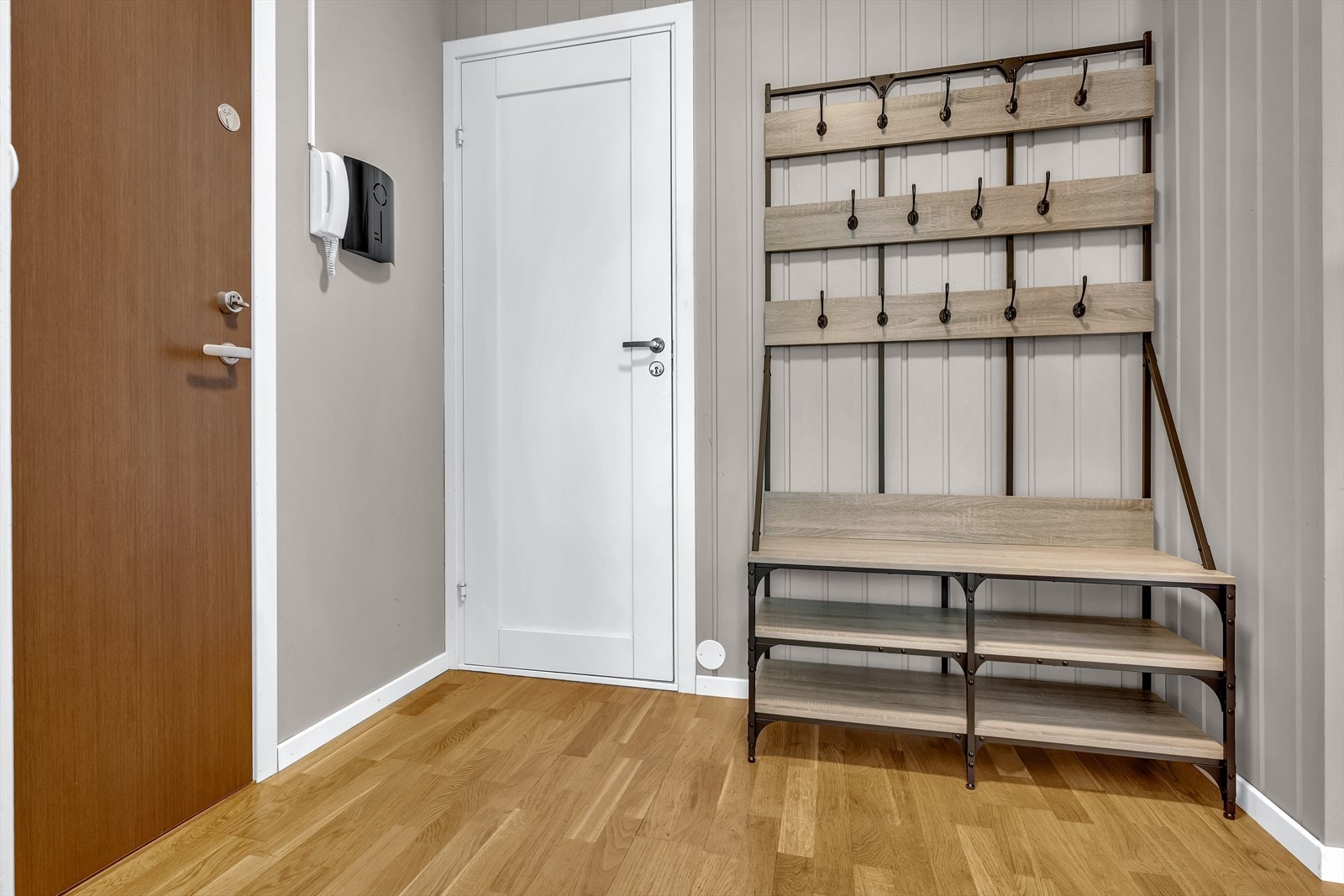 Hyggelig inngangspart som ønsker deg velkommen hjem Galleribilde