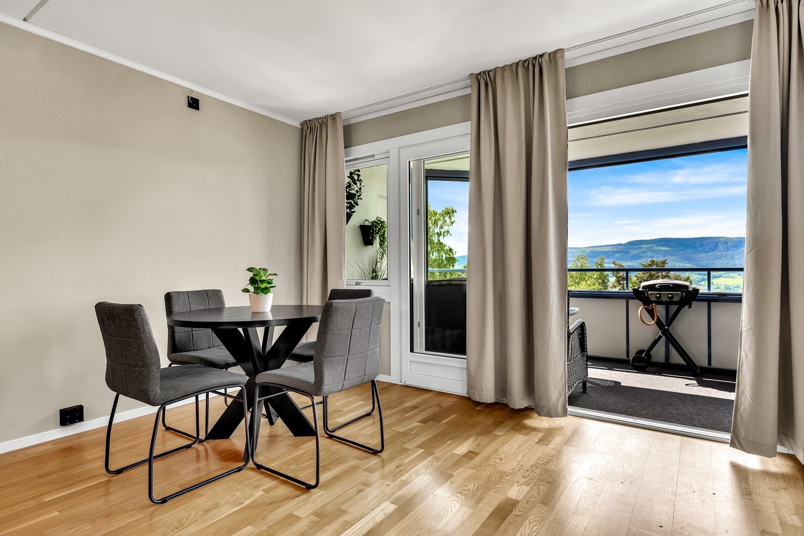 Hyggelig spiseplass med flott utsikt Galleribilde