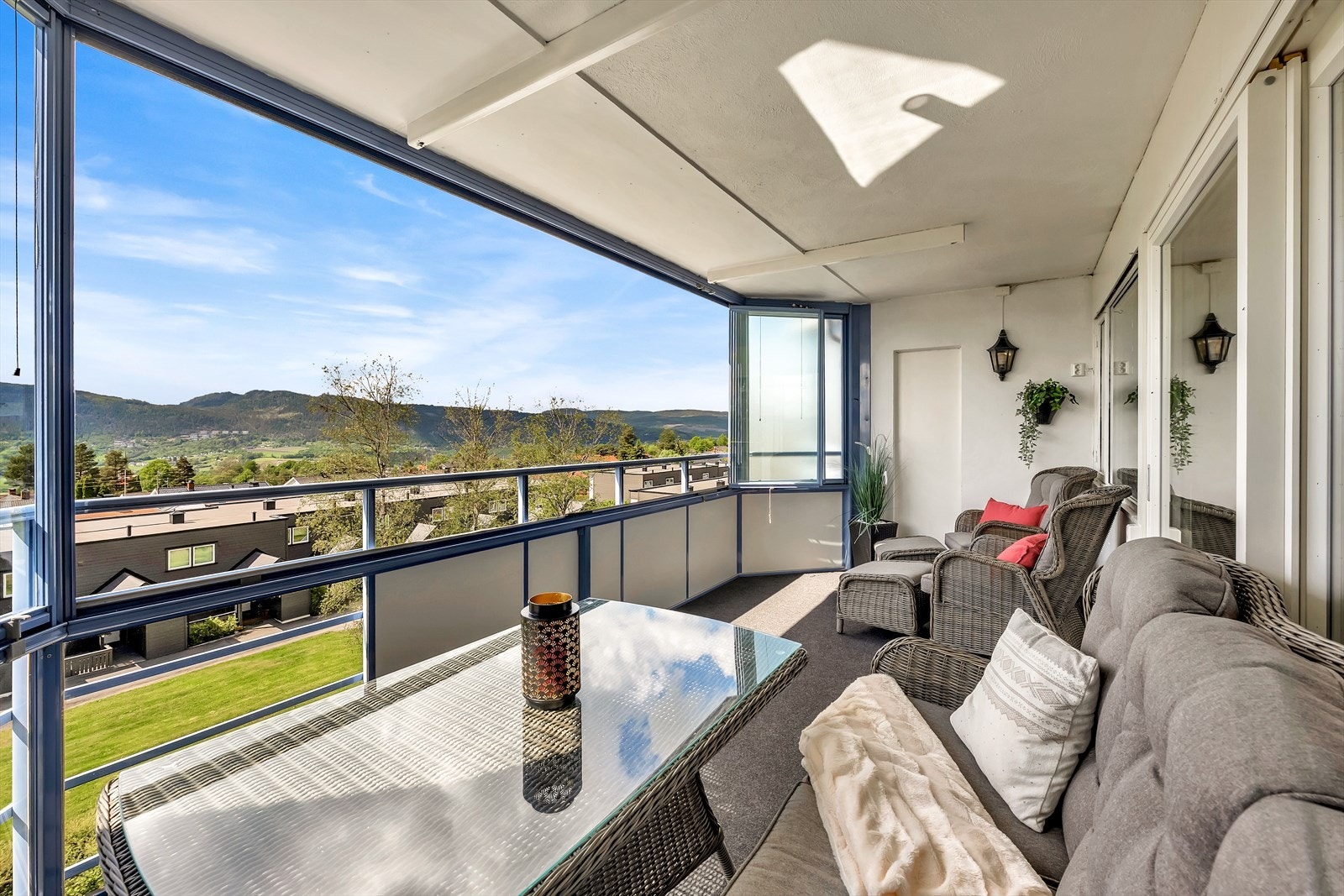 Boligen ligger fint til i 4. etasje og har fantastisk utsikt Galleribilde