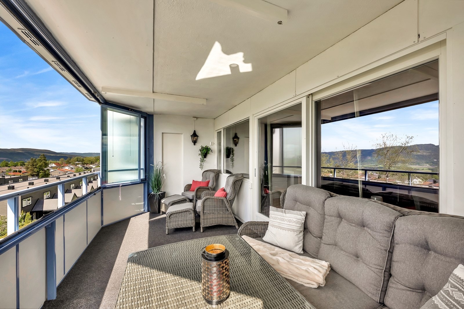 Stor balkong med god plass til sittegrupper Galleribilde