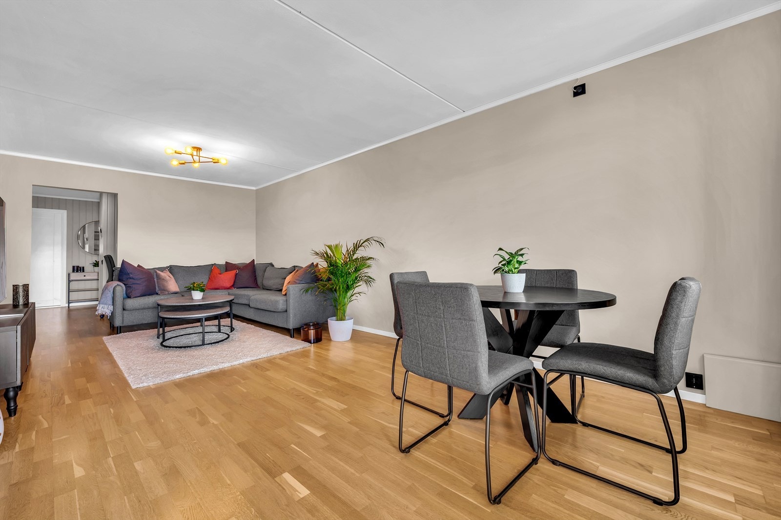 Pene overflater i stuen som er pusset opp de senere år Galleribilde