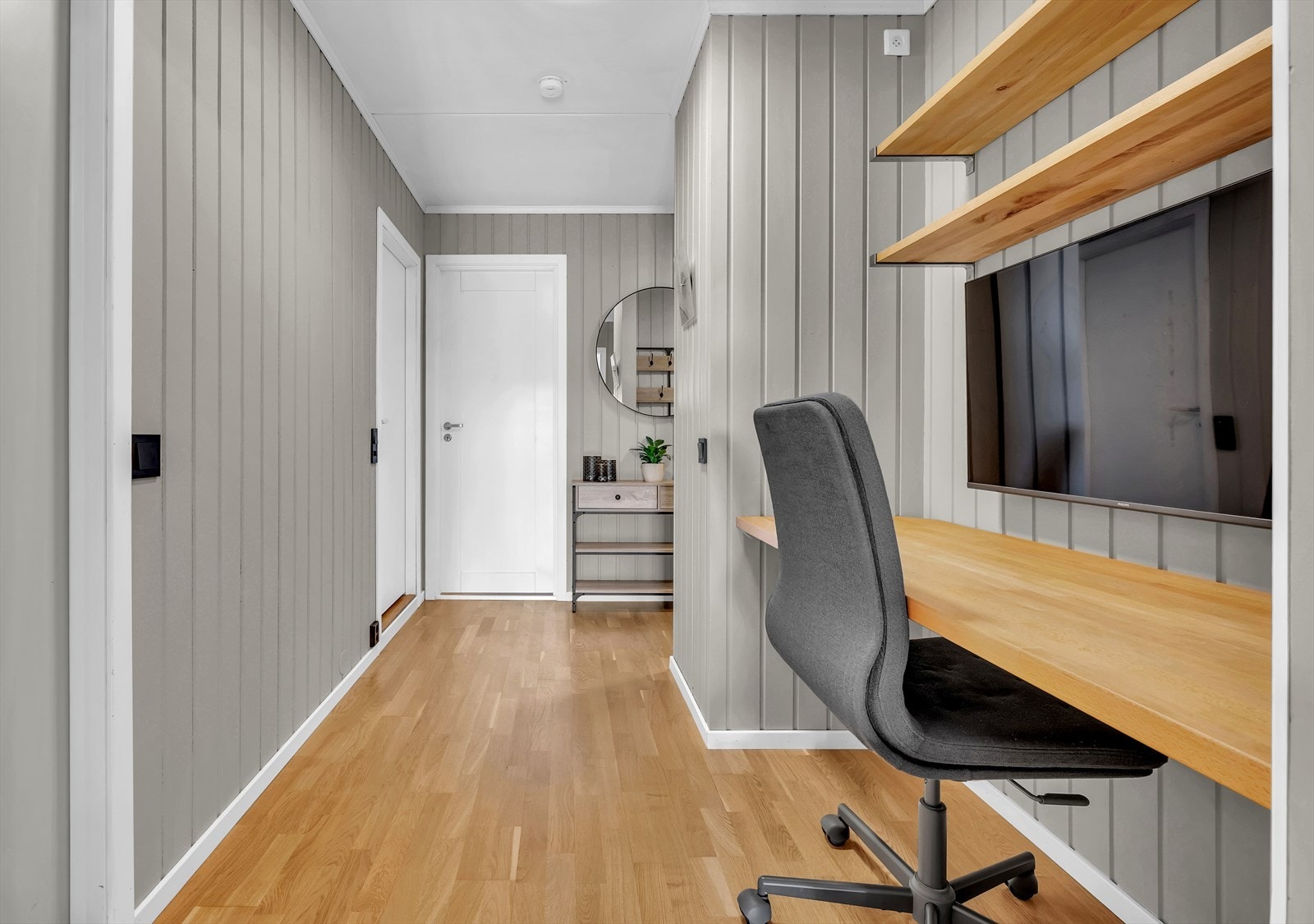 I gangen er det laget en praktisk kontorløsning Galleribilde