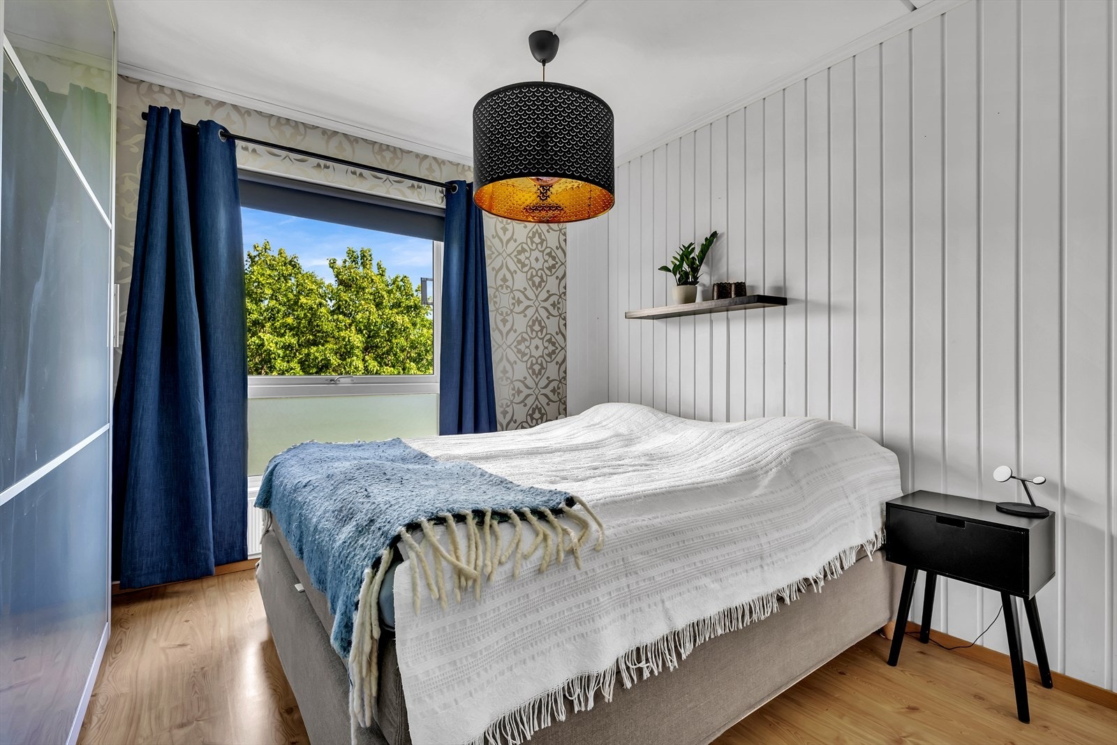 Hovedsoverom med god plass for dobbeltseng og garderobeløsning Galleribilde