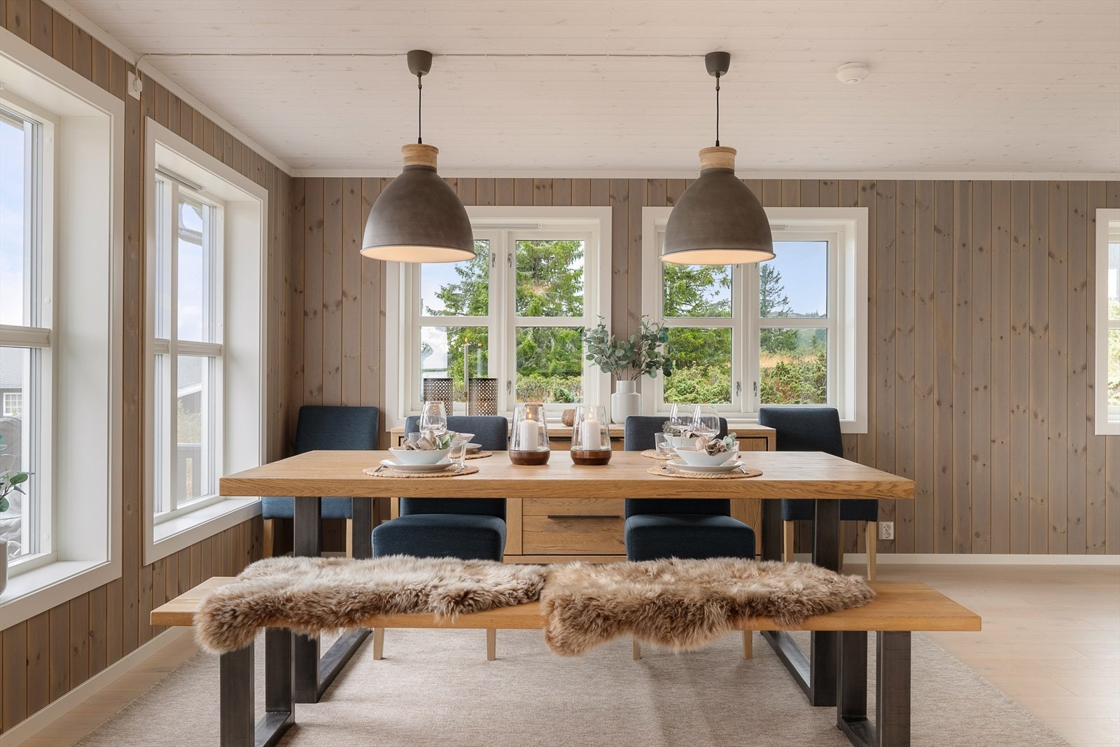 God plass til langbord i hytta der en kan samle familie og venner til felles måltider. Galleribilde