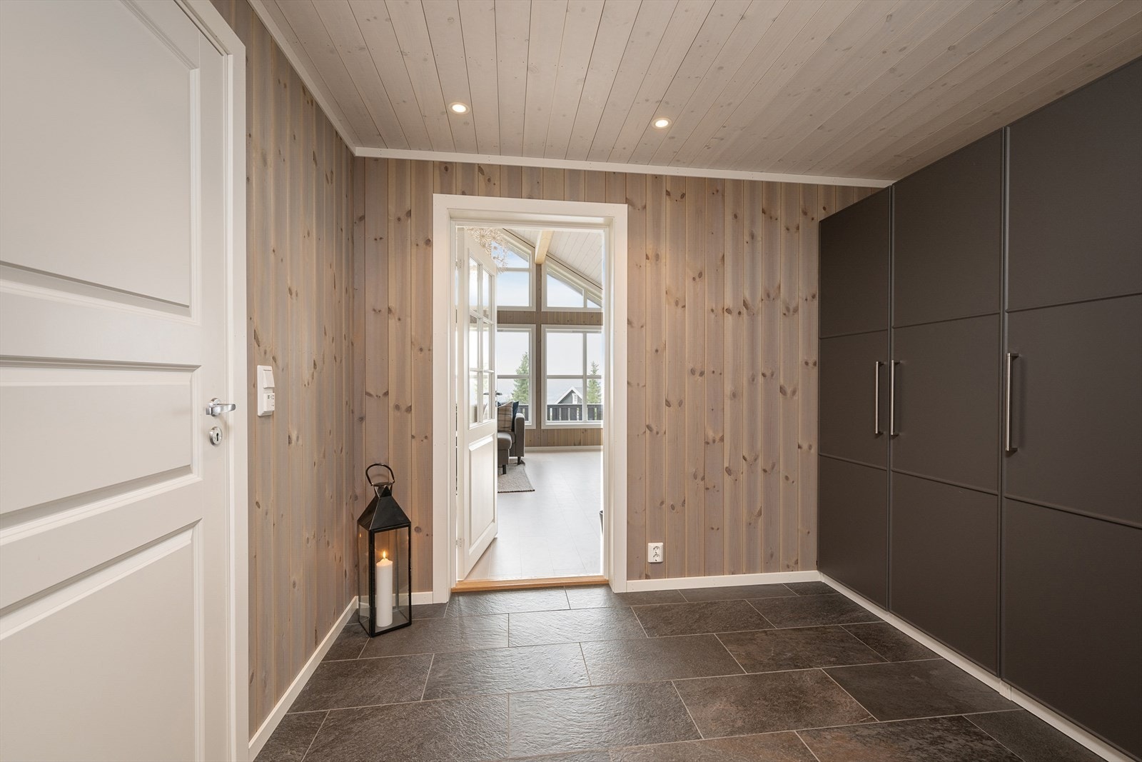 En romslig og praktisk gang med muligheter for oppbevaring av yttertøy og utstyr. Galleribilde