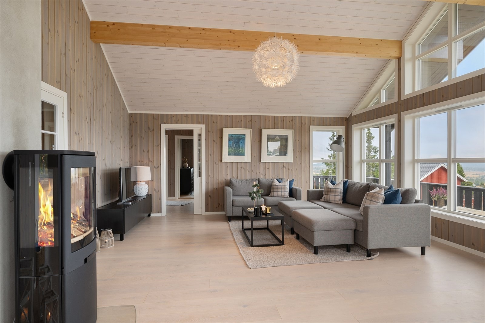 Vedovn som sørger for både varme og ekstra hyggelig stemning. I tillegg har hytta elektrisk oppvarming. Galleribilde