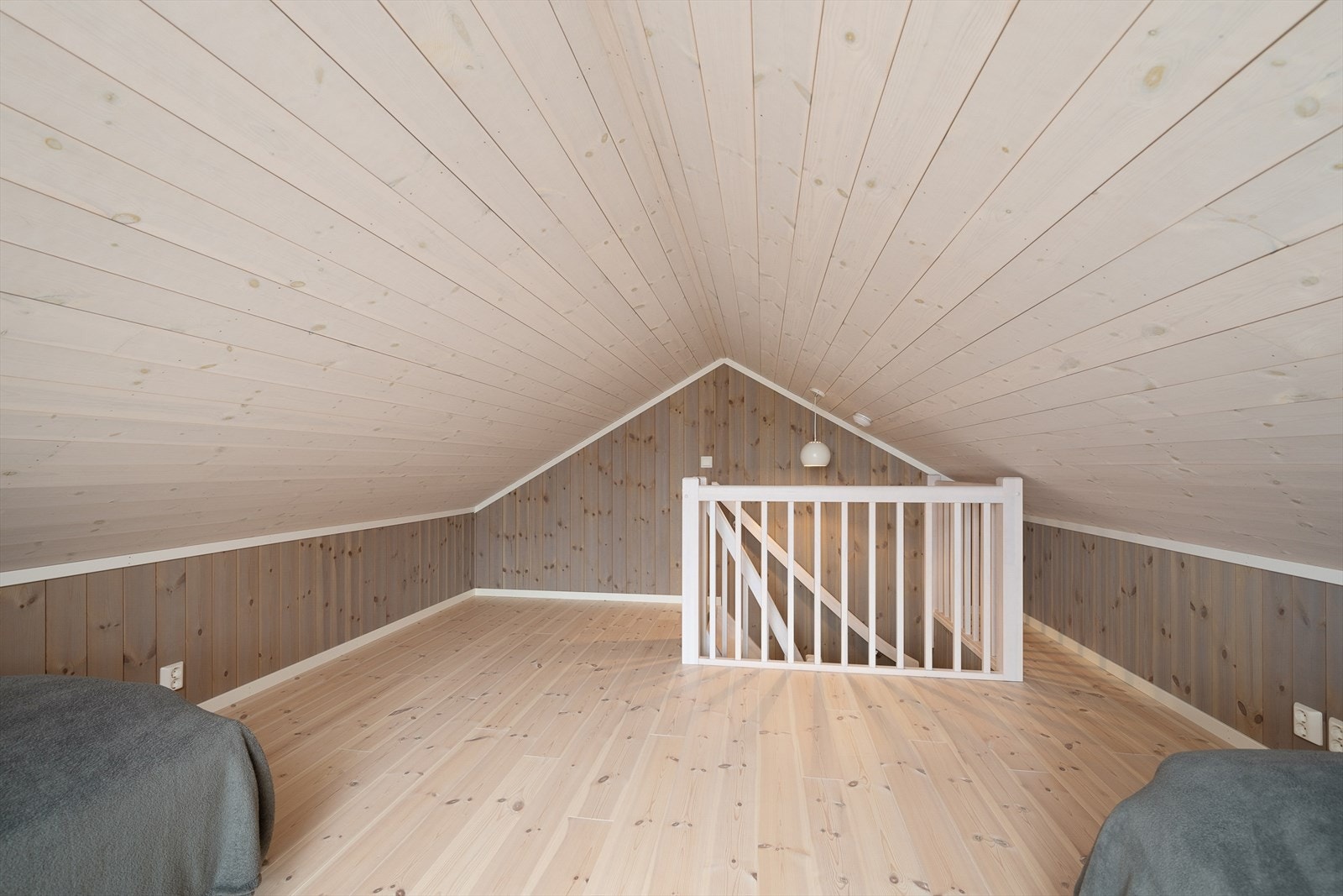 Det er trapp opp til hemsen fra gangen ved soverommene. Galleribilde