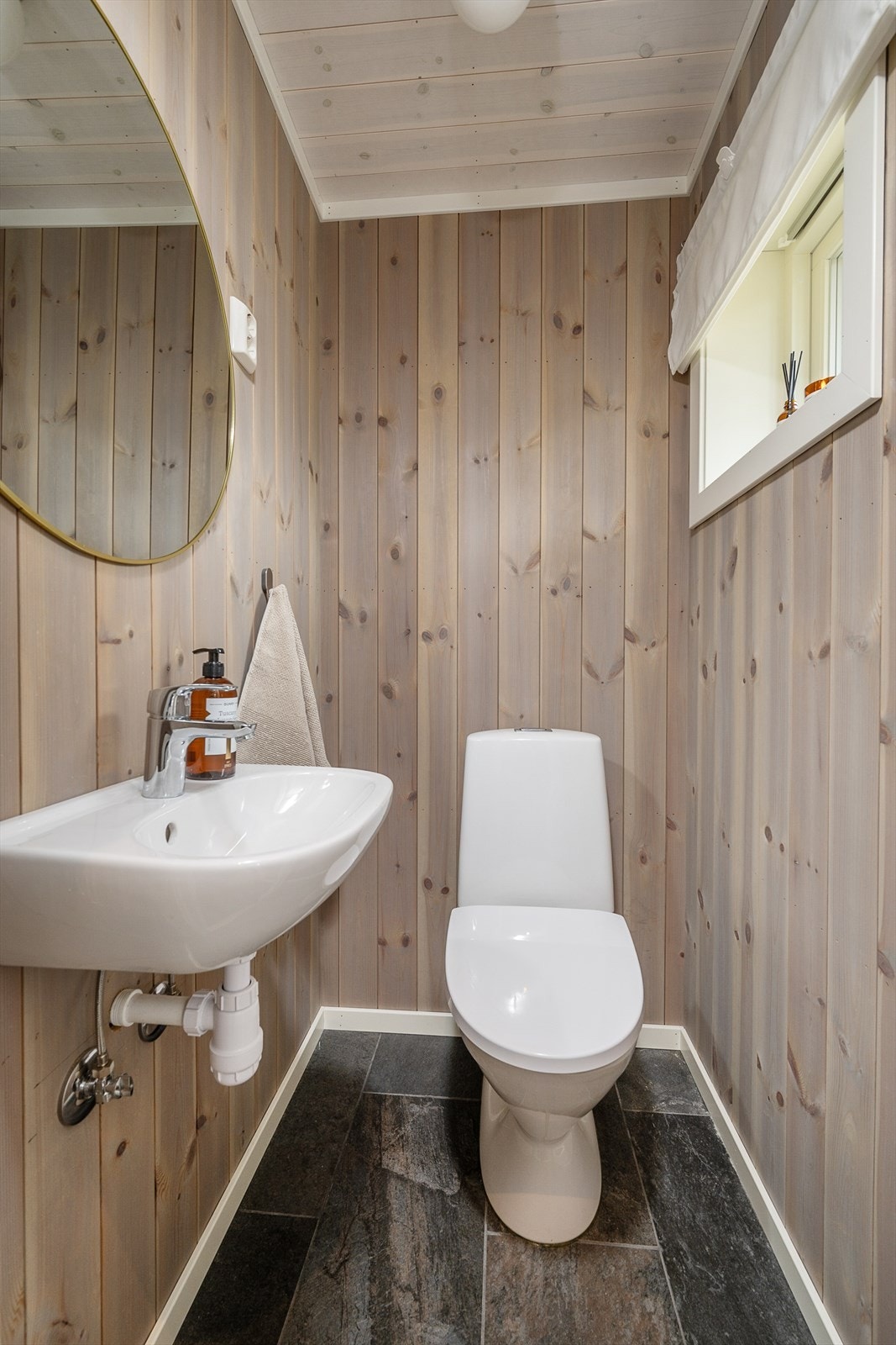 Det er en separat WC med servant i hytta. Galleribilde