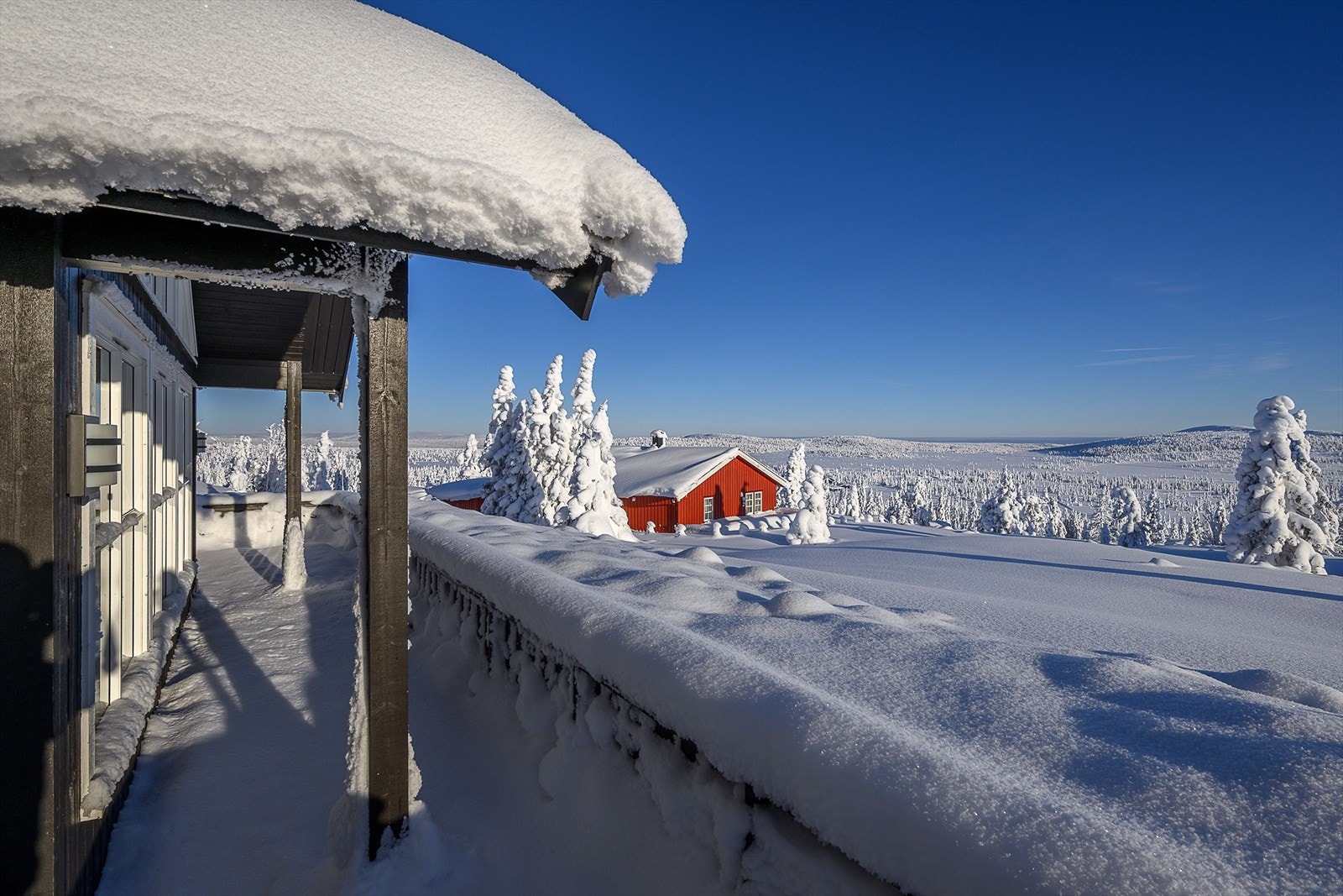 Det er en åpen og fin terrasse utenfor hytta med gode møbleringsmuligheter. Galleribilde