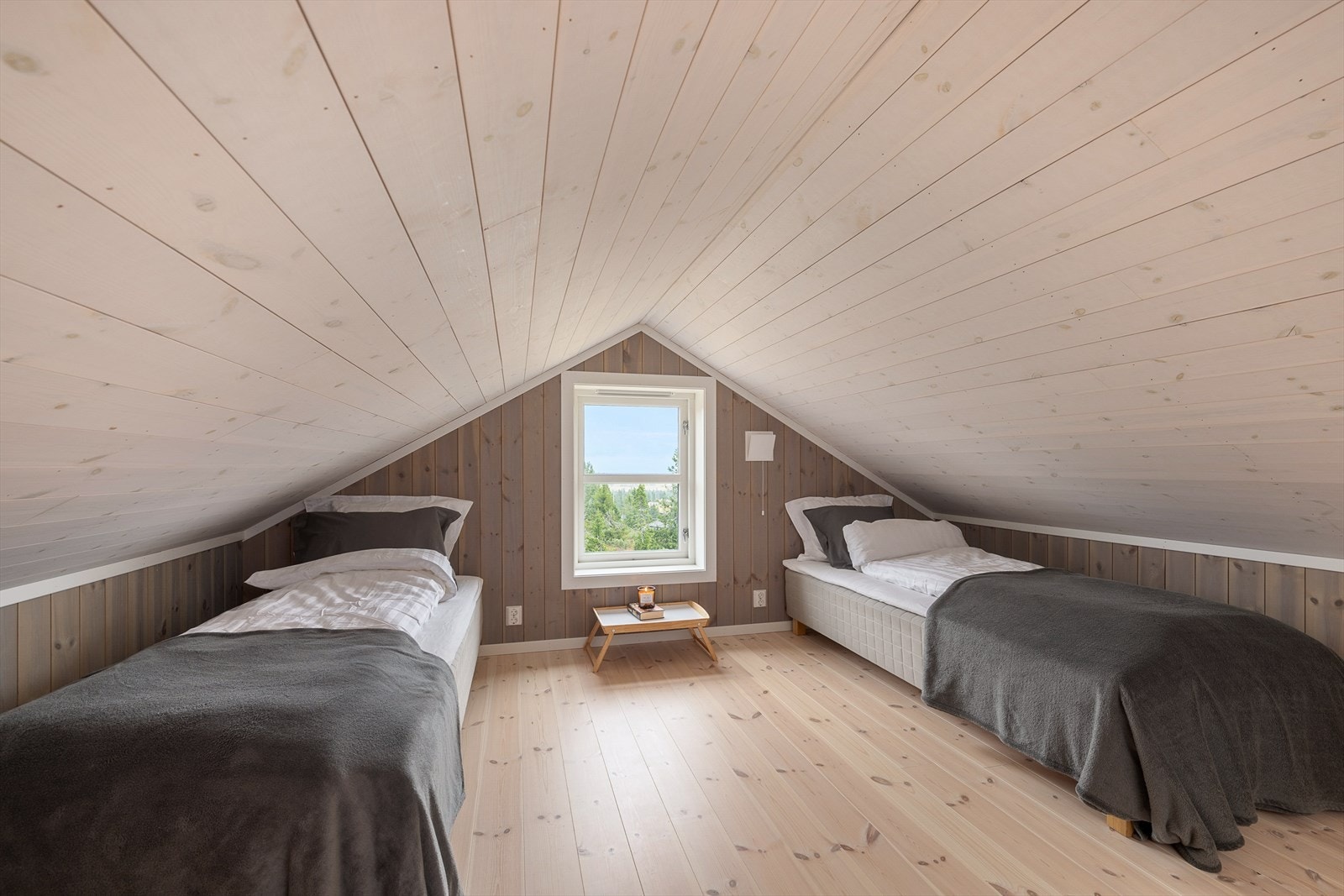 Romslig hems som kan brukes både til gjesteplasser eller som en ekstra stue. Galleribilde