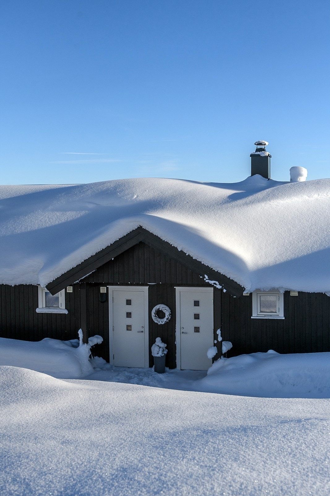 Overbygg over inngangspartiet. Galleribilde