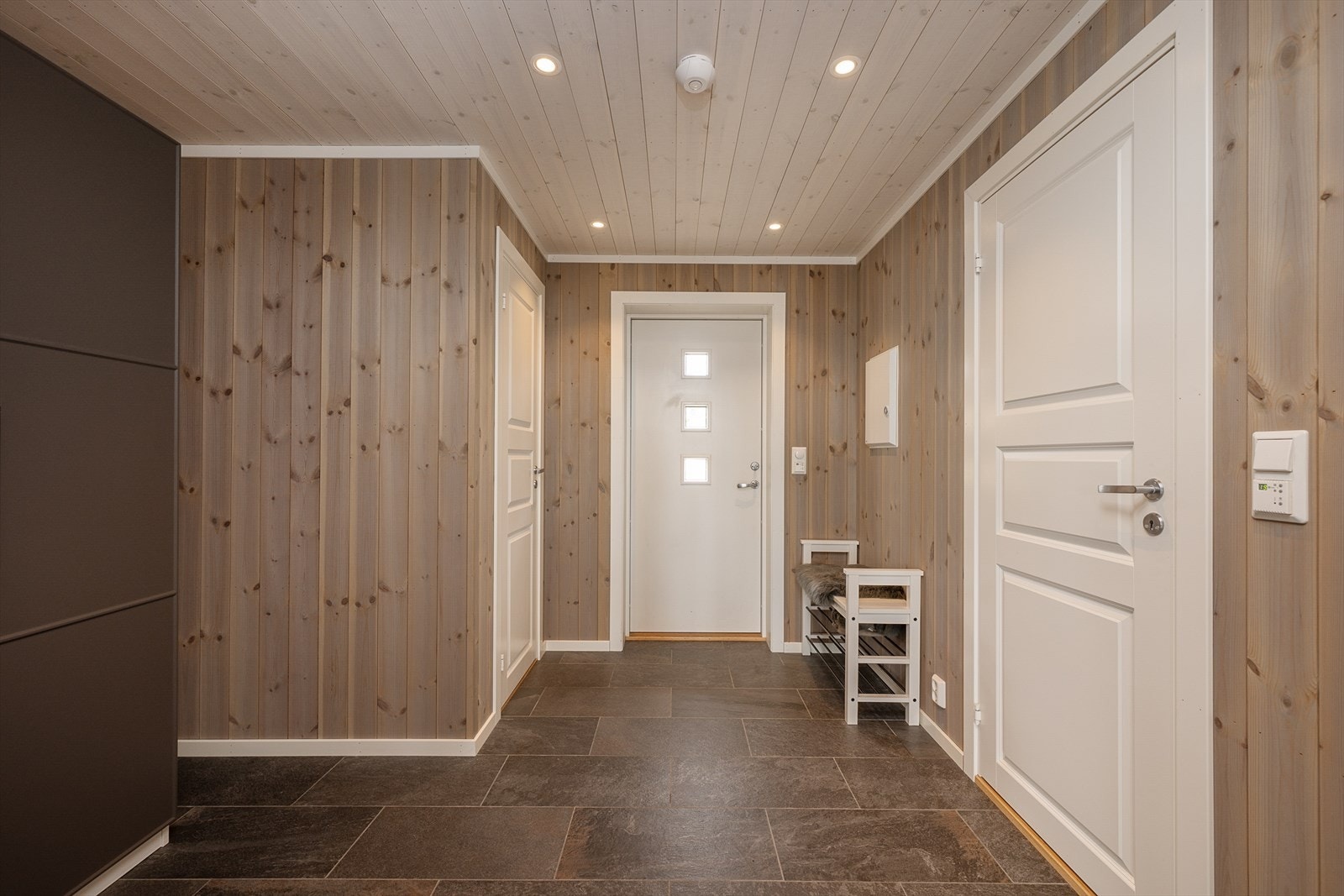 Romslig og praktisk gang i hytta der det er god plass til å henge fra seg yttertøy og utstyr. Herfra er det adkomst til wc og vaskerom. Galleribilde